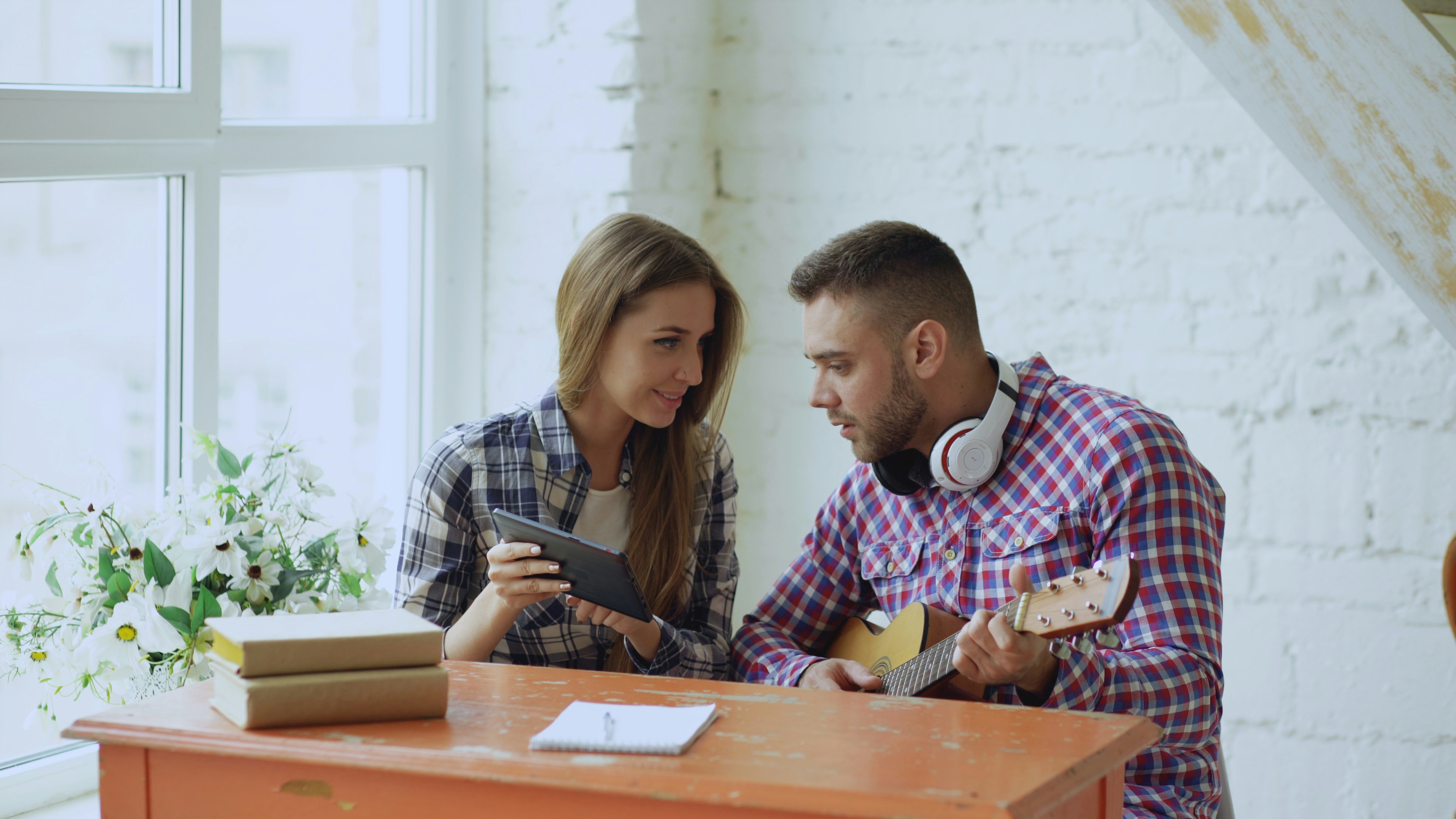 Pareja teniendo una conversación seria sobre dinero y finanzas personales en casa