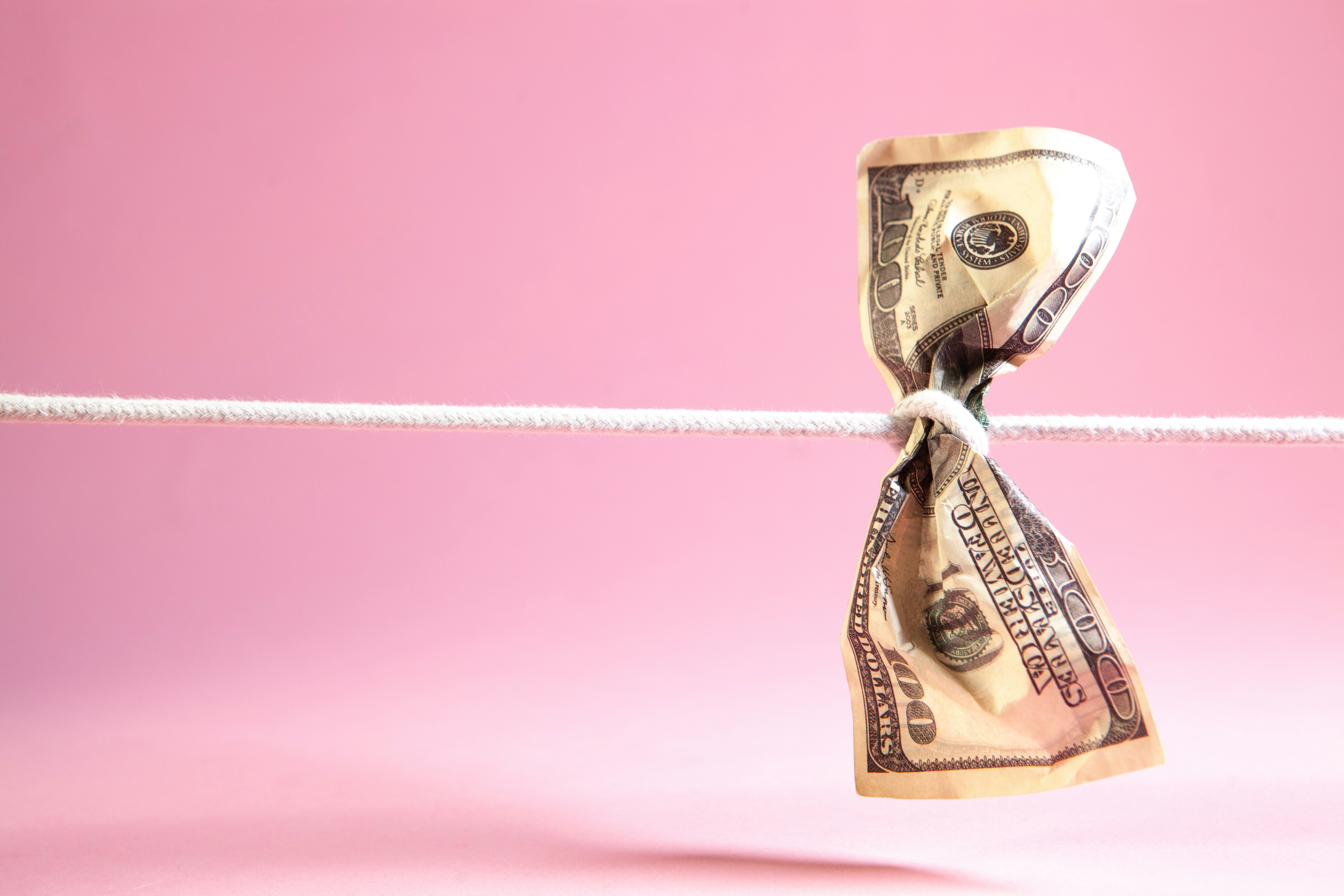 Persona estirando demasiado sus opciones de dinero - tomar un crédito para invertir es un suicidio financiero
