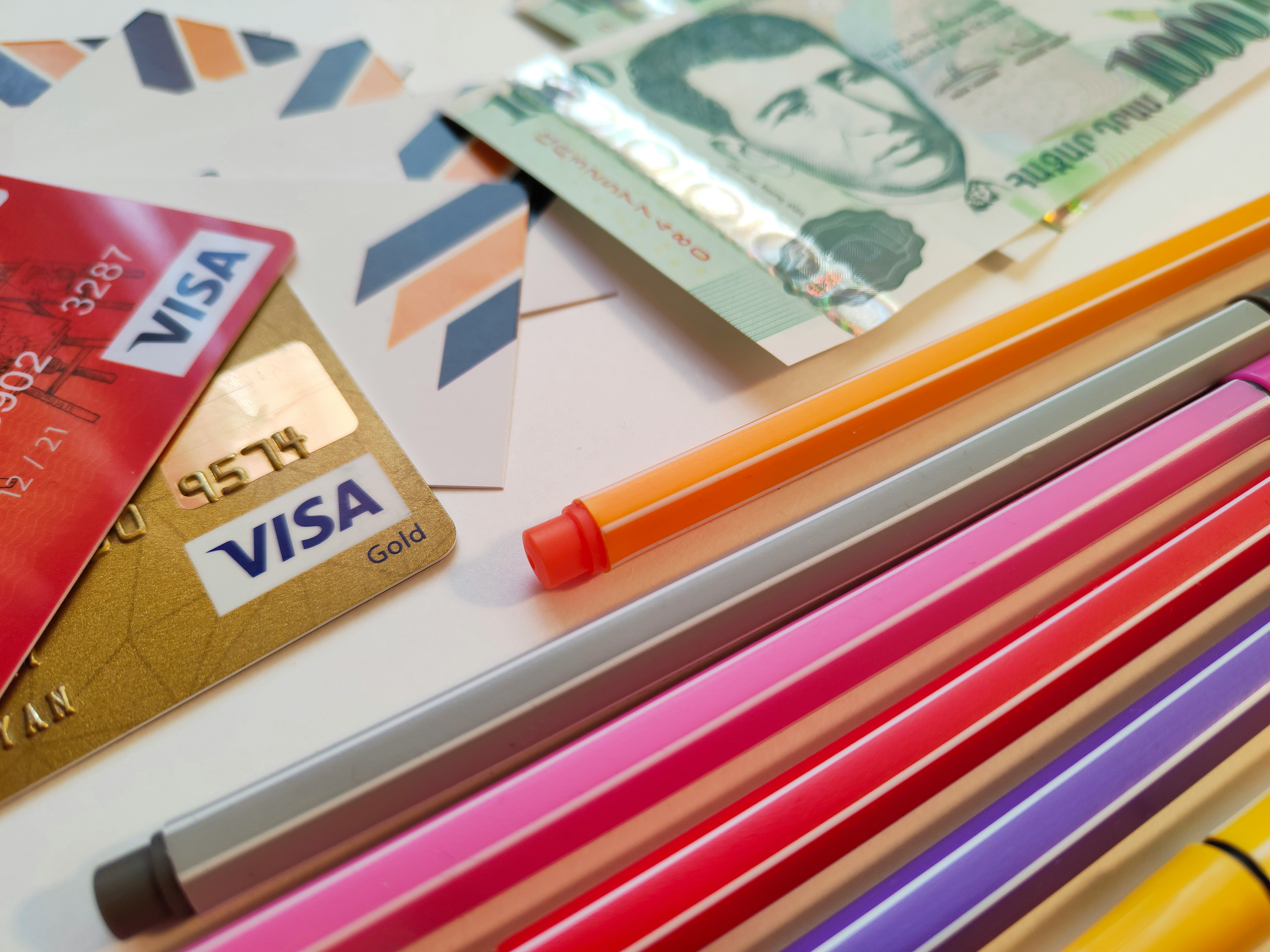 Dos tarjetas bancarias idénticas en forma pero distintas en color, colocadas sobre una mesa. Mismo objeto, distintas implicaciones financieras.