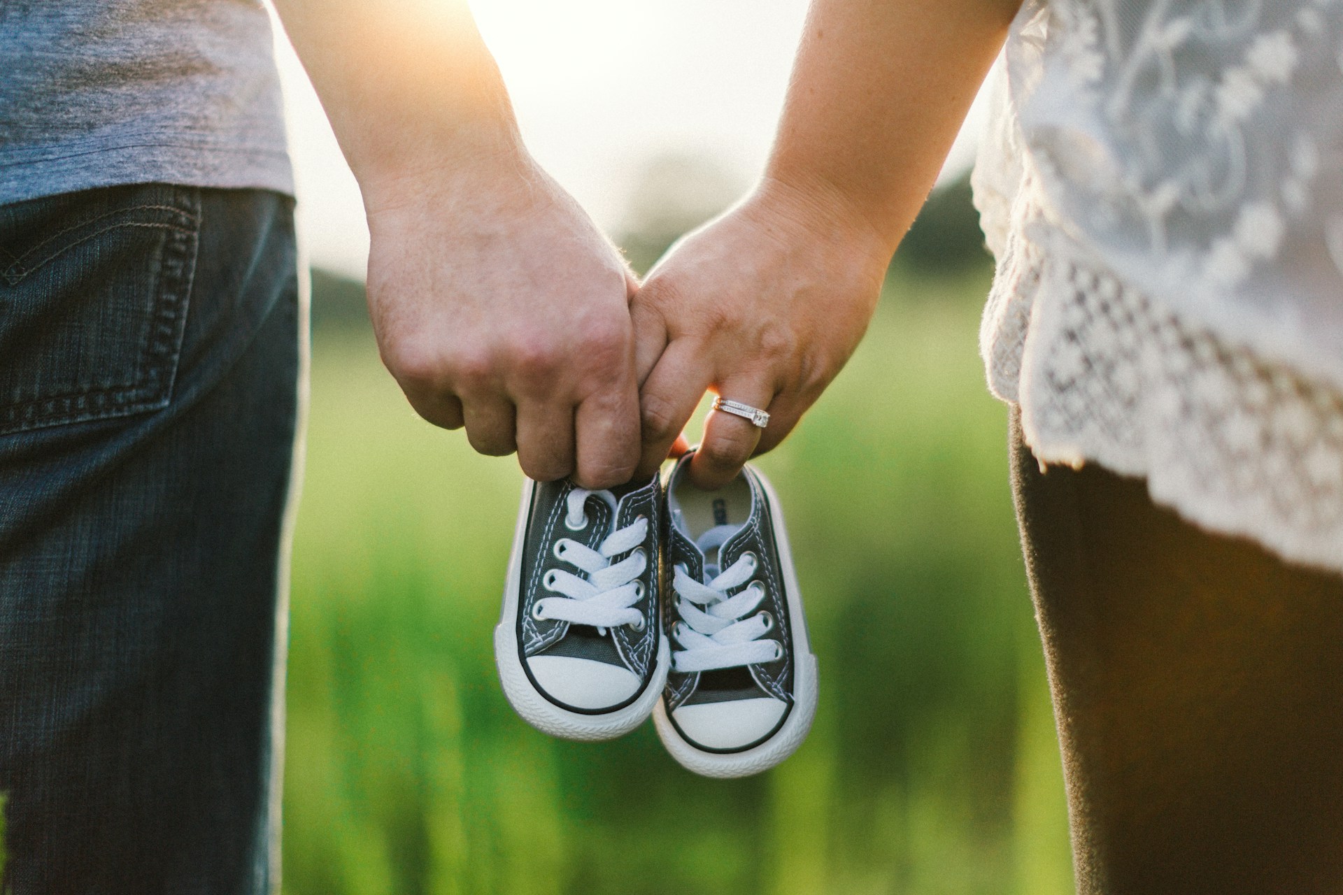 pareja joven caminando con zapatos de bebé que va a llegar, son padres primerizos que necesitan una guía financiera
