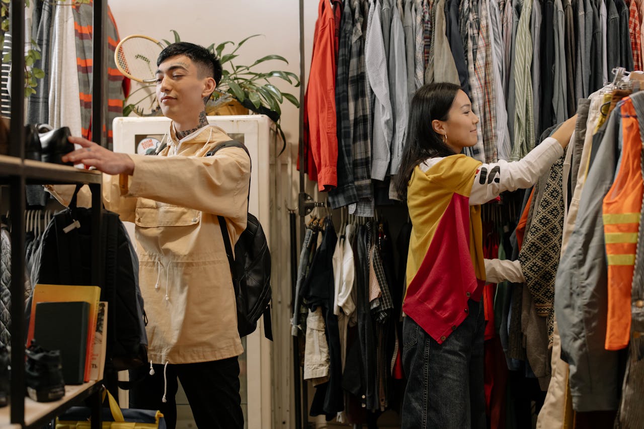 Puesto de ropa en mercado de segunda mano, representando las oportunidades de ahorro inteligente en el consumo diario
