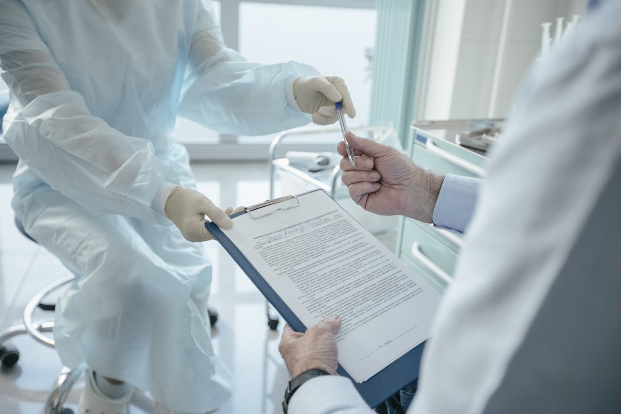 Documento de póliza de seguro de gastos médicos en México en oficina de doctor