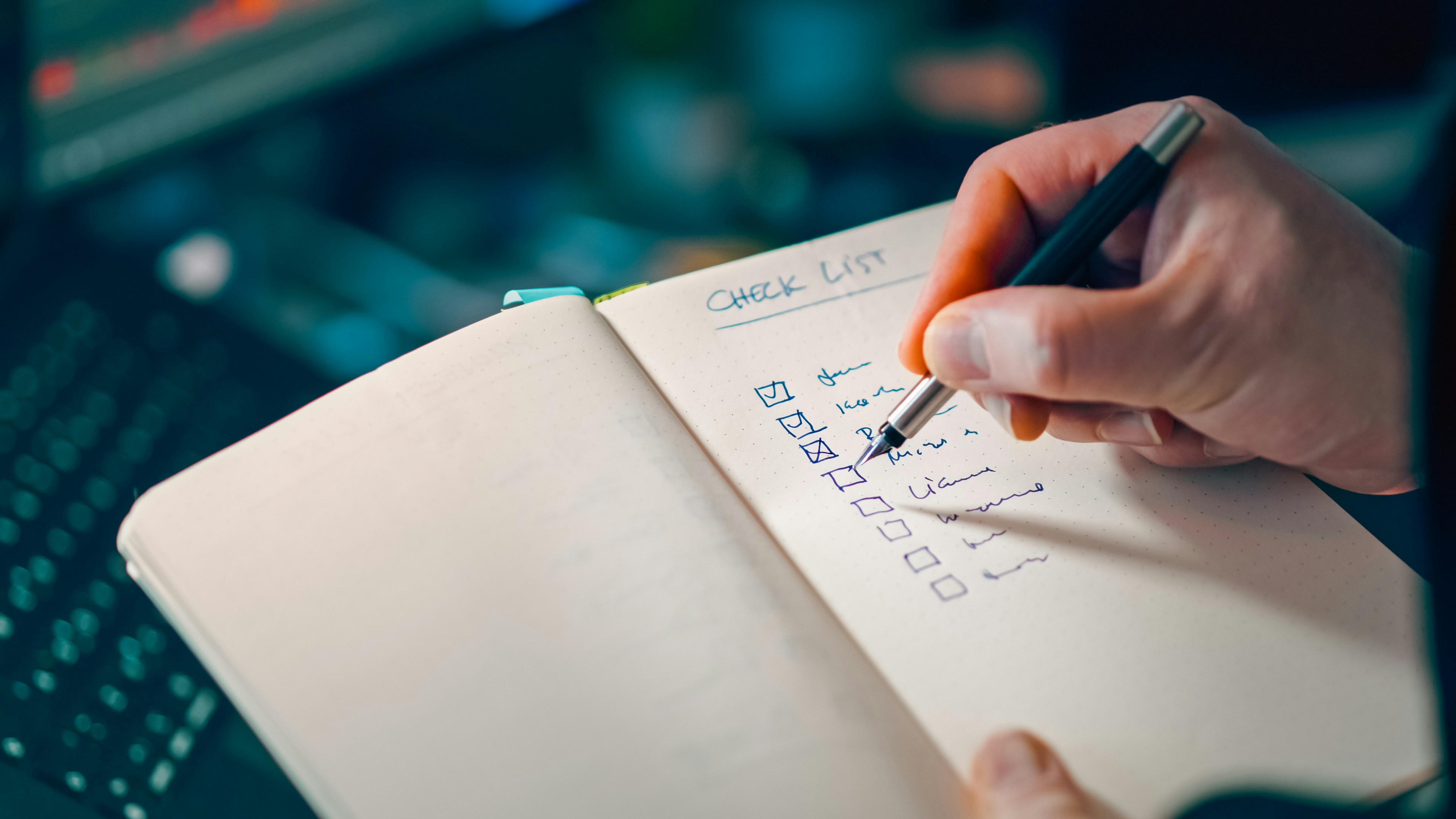 Persona escribiendo en un cuaderno con lista de verificación — el primer paso para mejorar las finanzas es hacer un diagnóstico honesto.