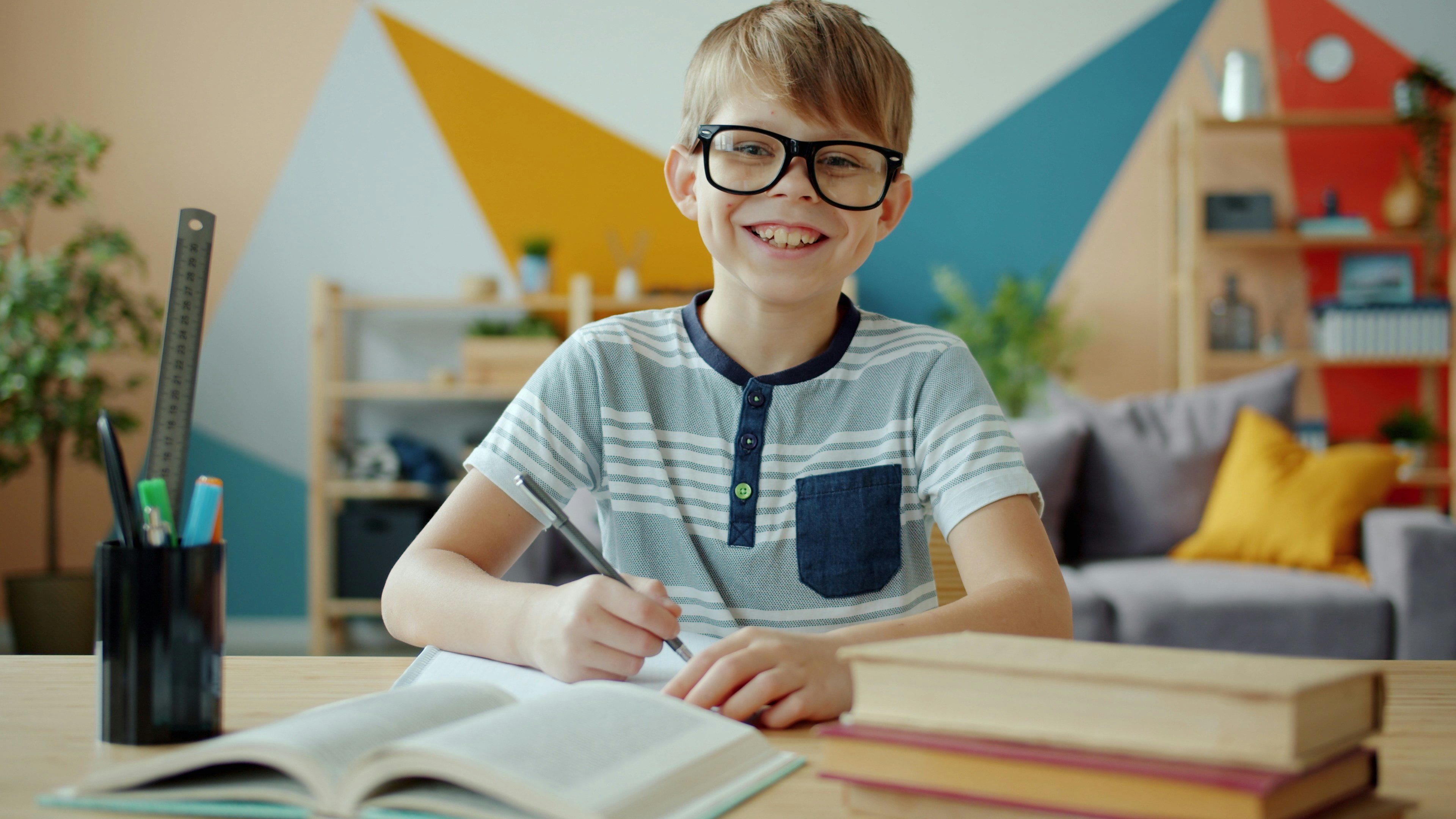 Niño leyendo con libros y notas, representando la educación financiera como herramienta para tomar mejores decisiones con el dinero.