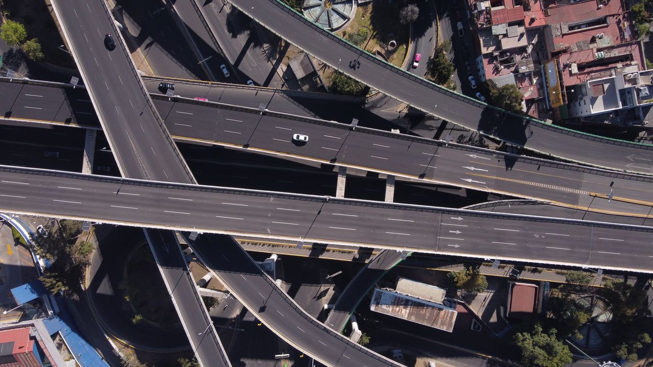 Vista aérea de infraestructura vial en México representando las inversiones que financian los ahorros en las Afores