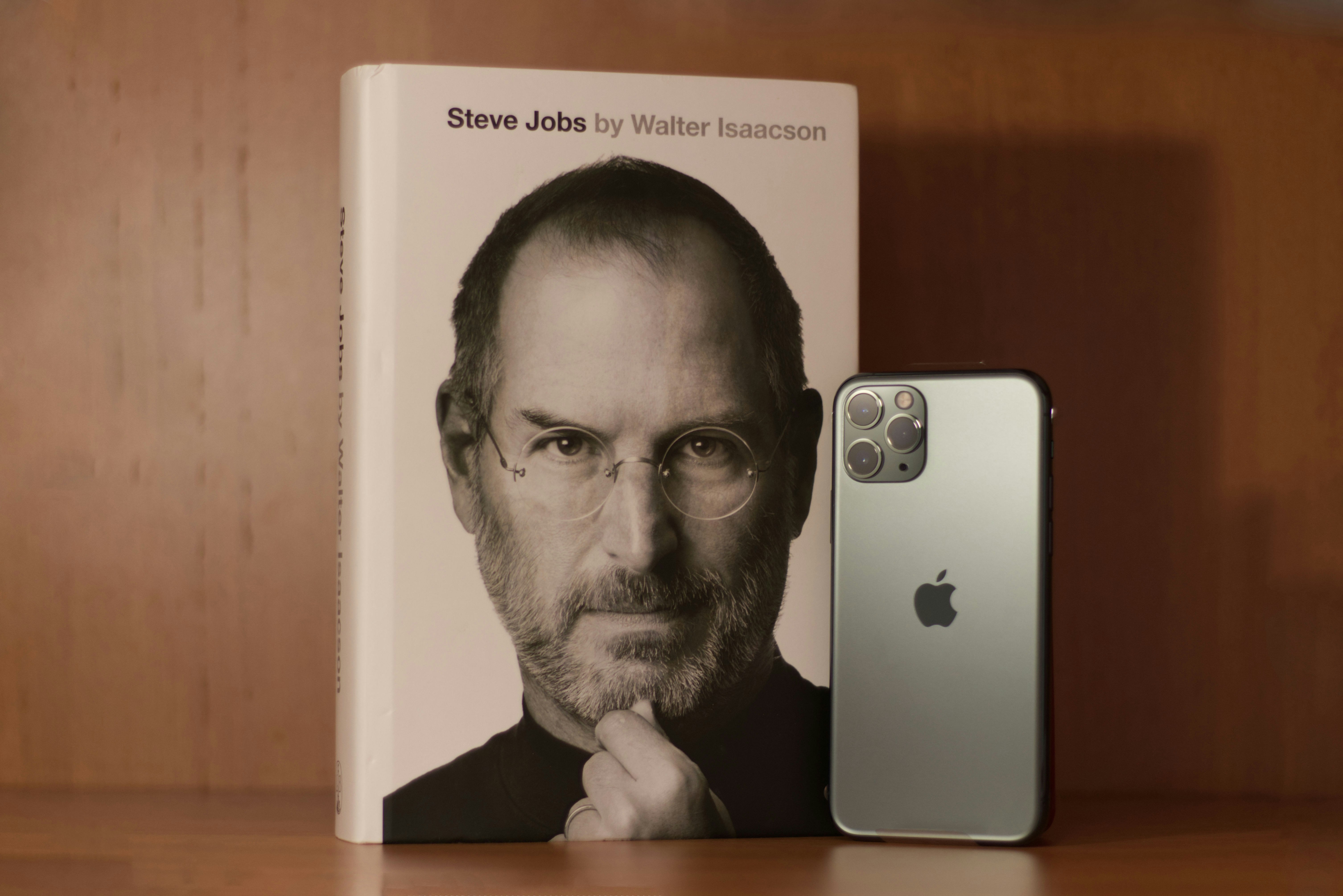 Libro con foto de Steve Jobs y su legado