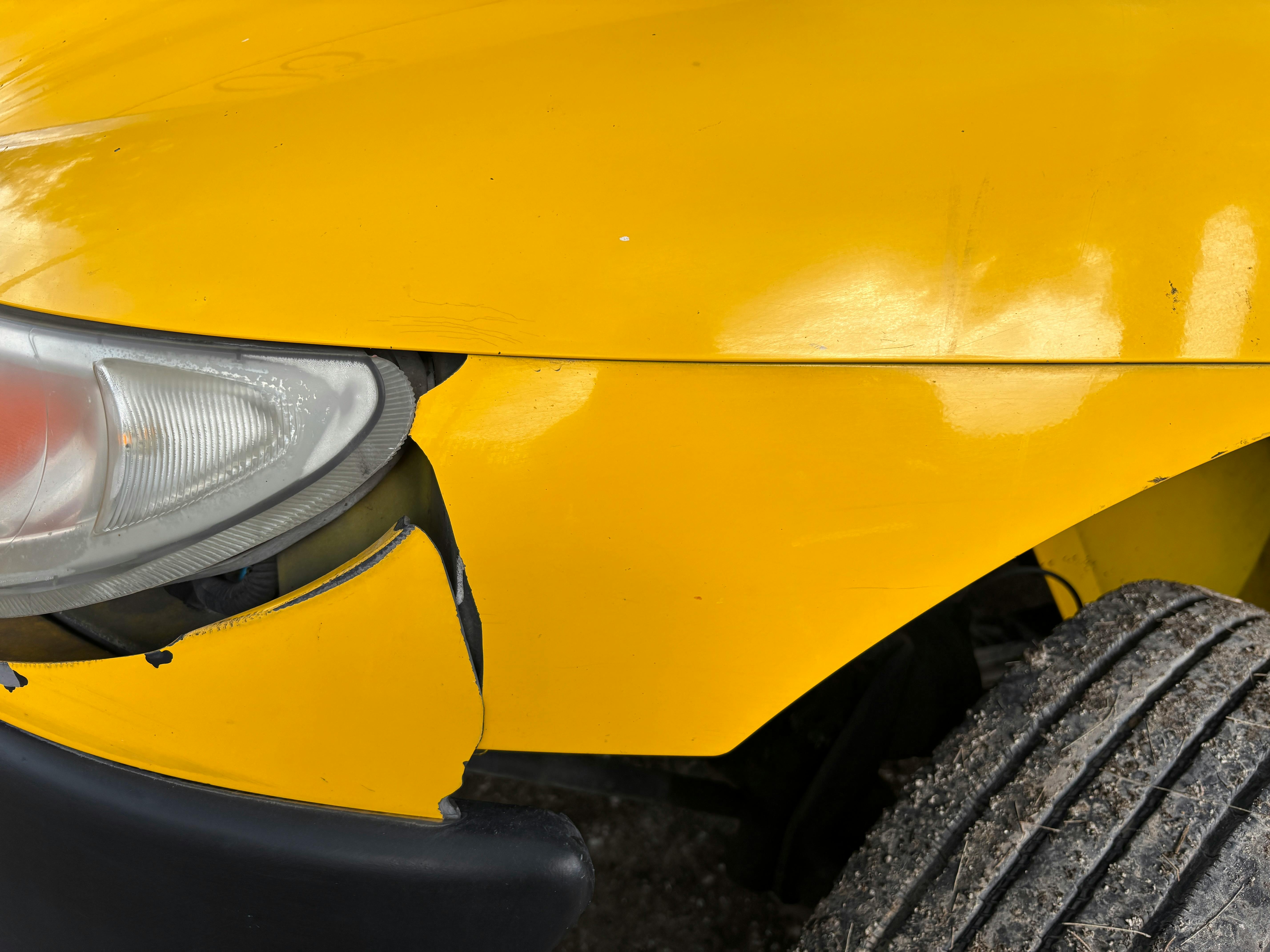 Accidente de tránsito en calle urbana de México, vista lateral sin heridos visibles - como reflexiones del seguro de automóviles