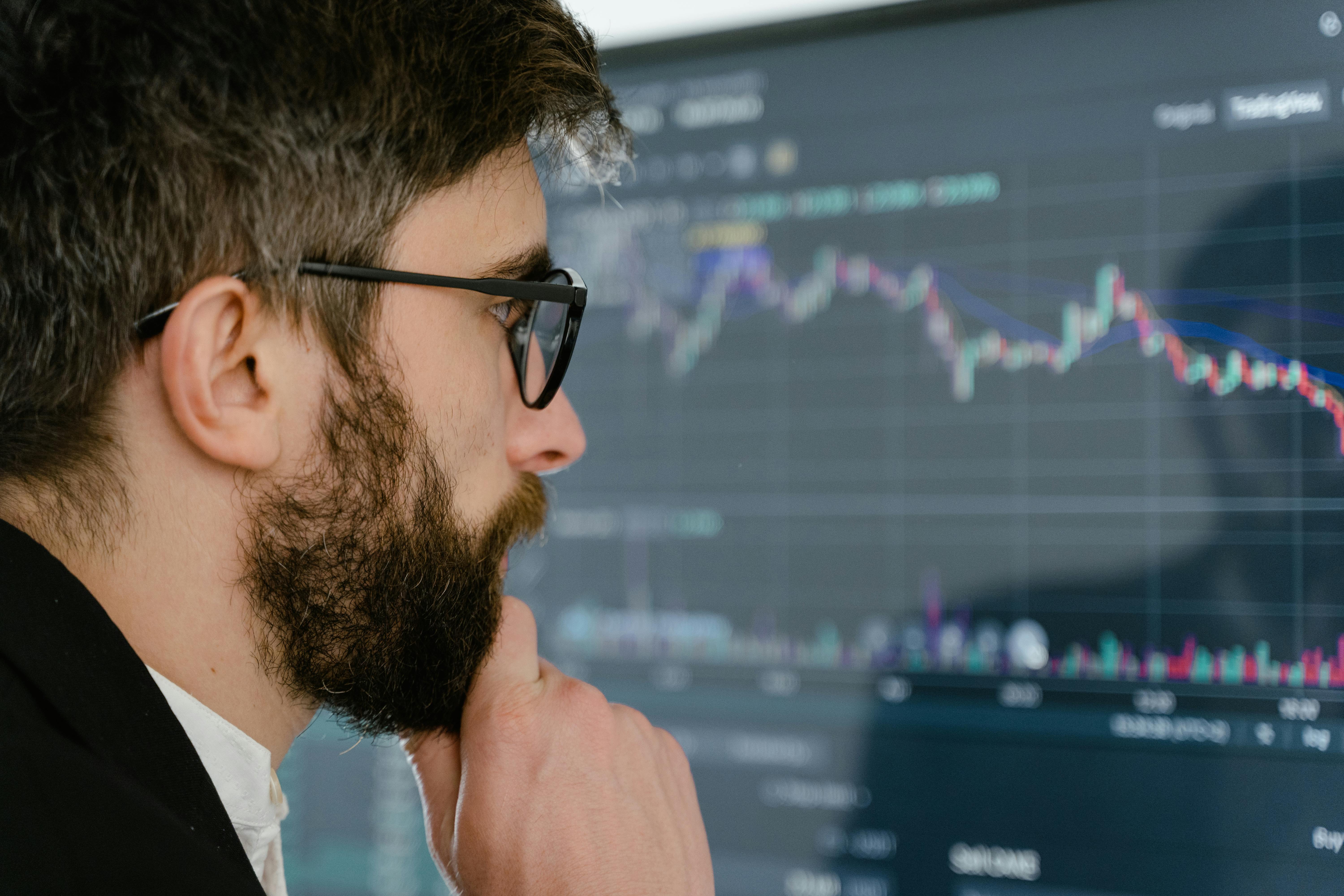 Inversionista reflexionando sobre una decisión de venta ante una posición perdedora