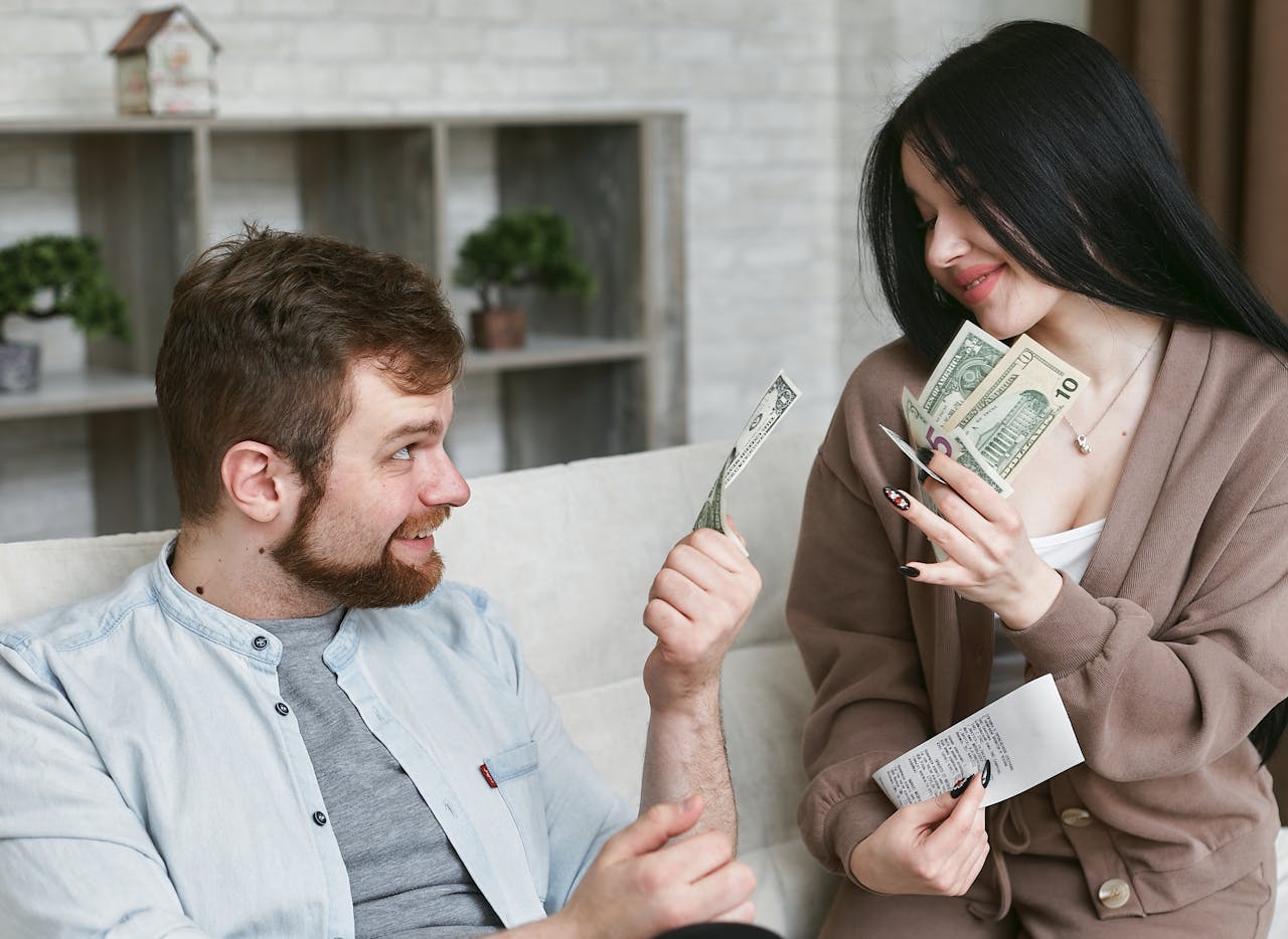 Pareja revisando juntos sus finanzas en casa