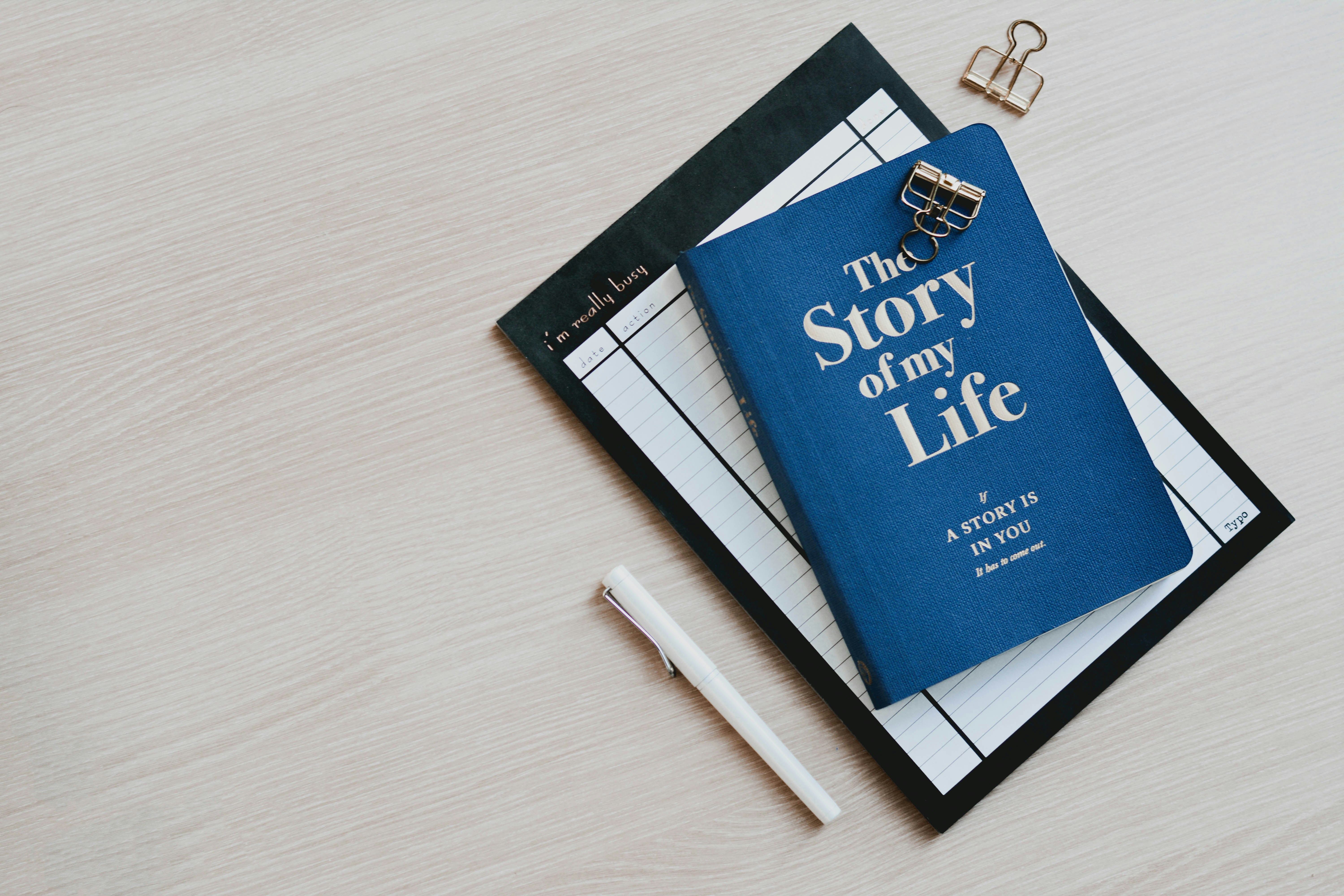 Libro the story of my life para ilustrar distintas etapas de vida tomando decisiones financieras