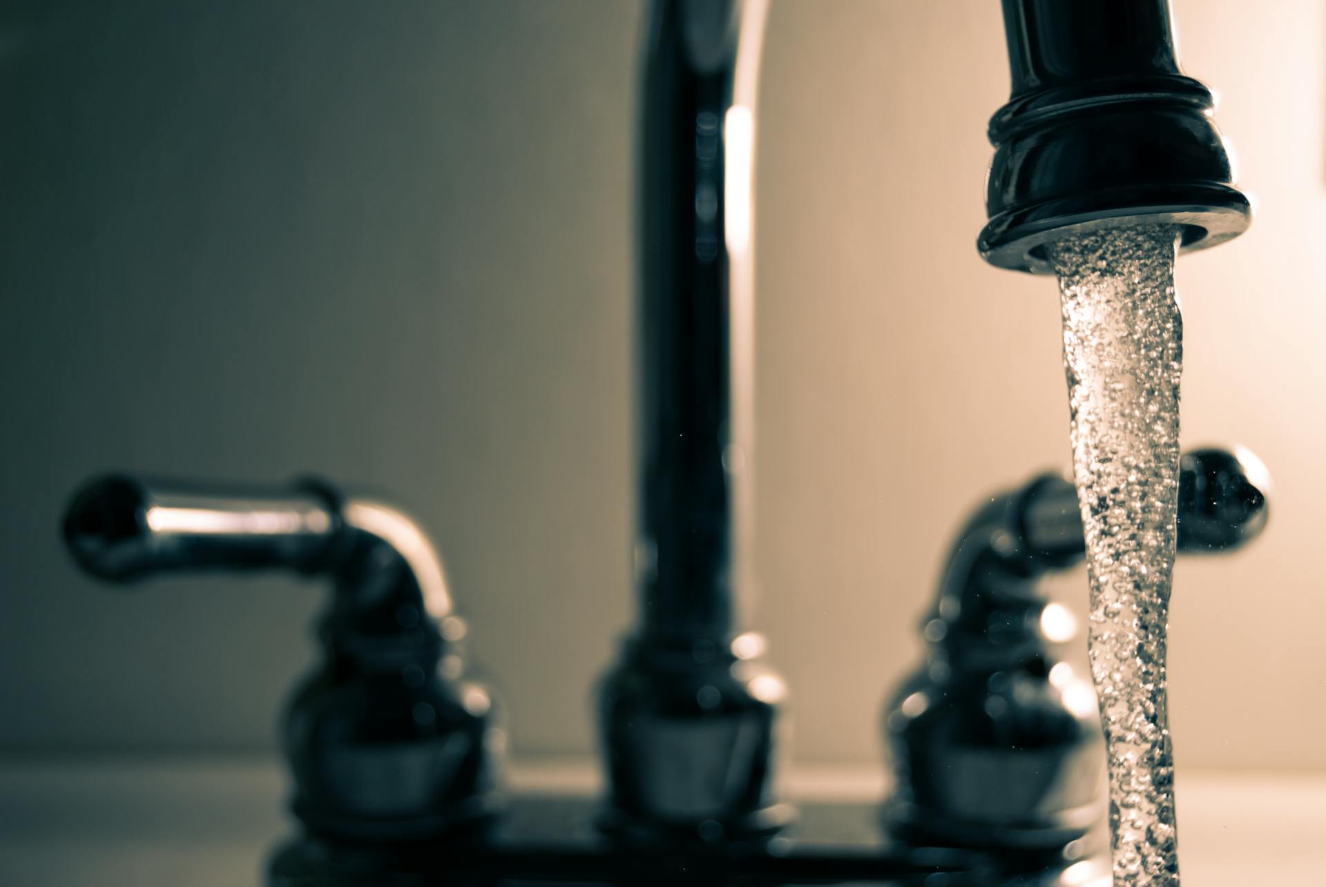 Flujo de agua representando el flujo de efectivo positivo - balance entre ingresos y gastos