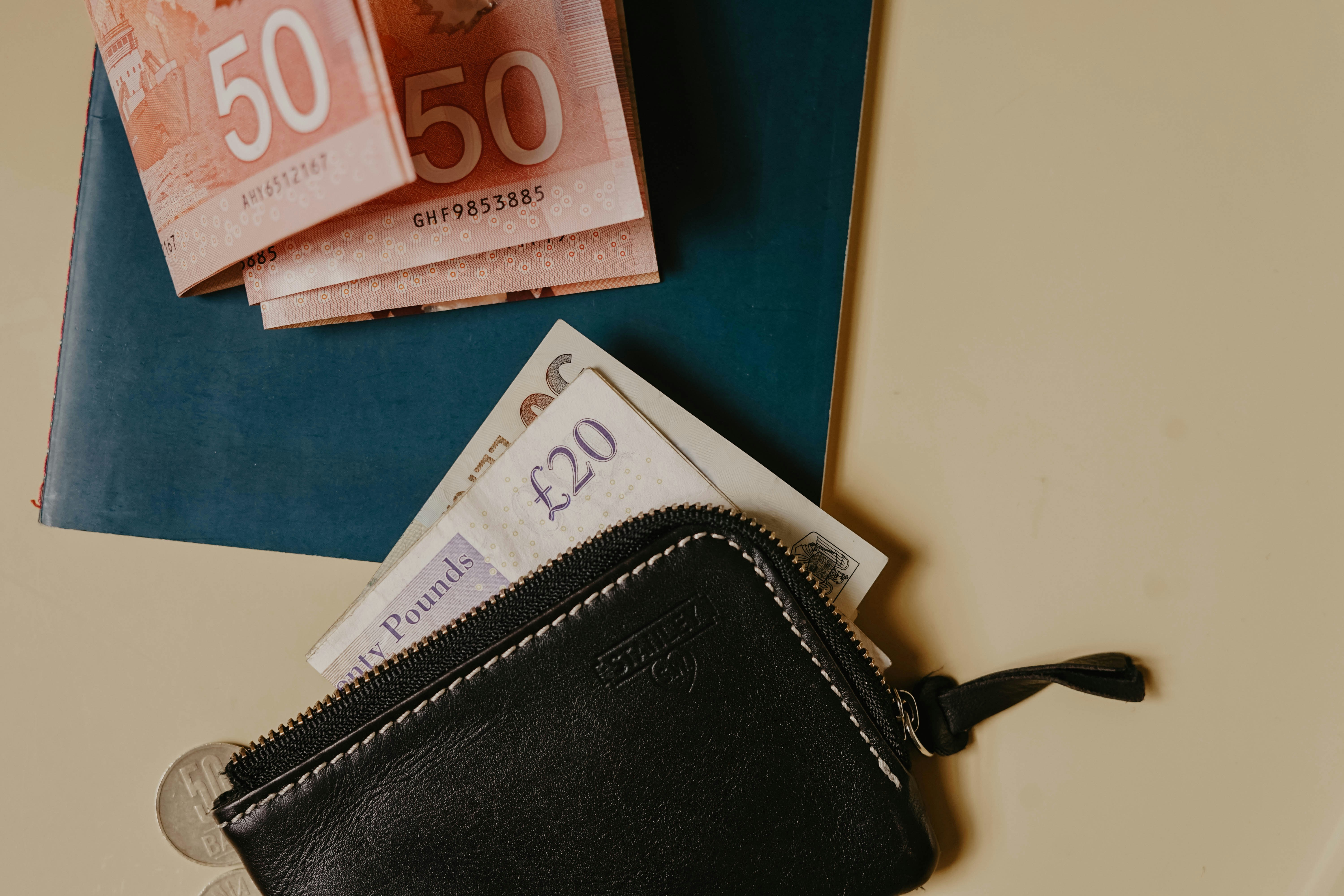 Billetera con billetes y monedas sobre una mesa