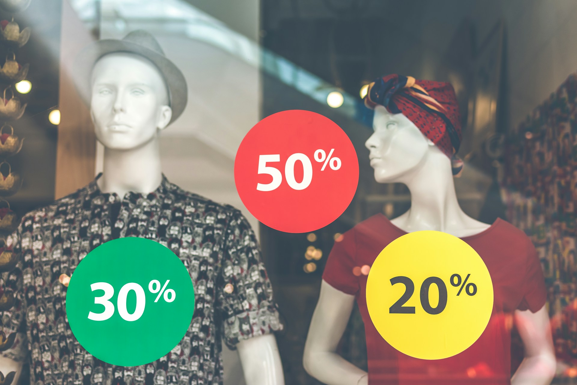 Vitrina de tienda durante El Buen Fin con promociones, que ilustra los riesgos del consumo a crédito.