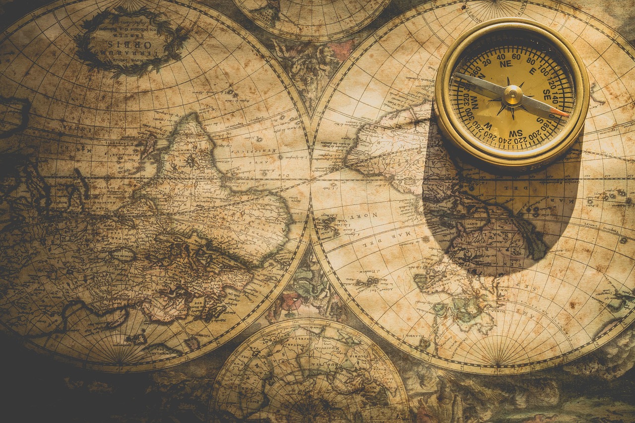 Brújula sobre un mapa representando la orientación que da un MBA para navegar el mundo del emprendimiento