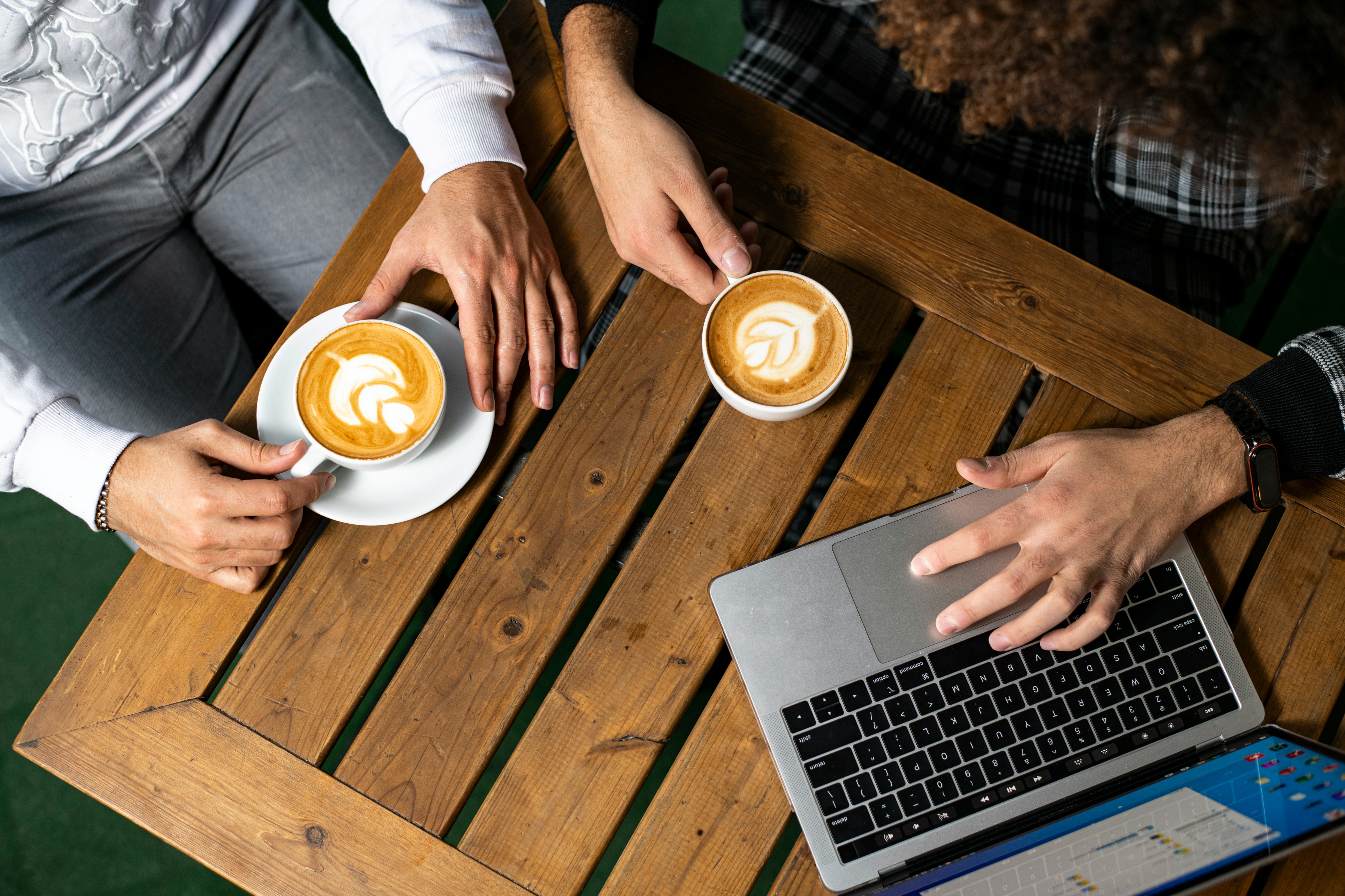 dos tazas de café en una mesa, sensación de conversación intelectual entre colegas