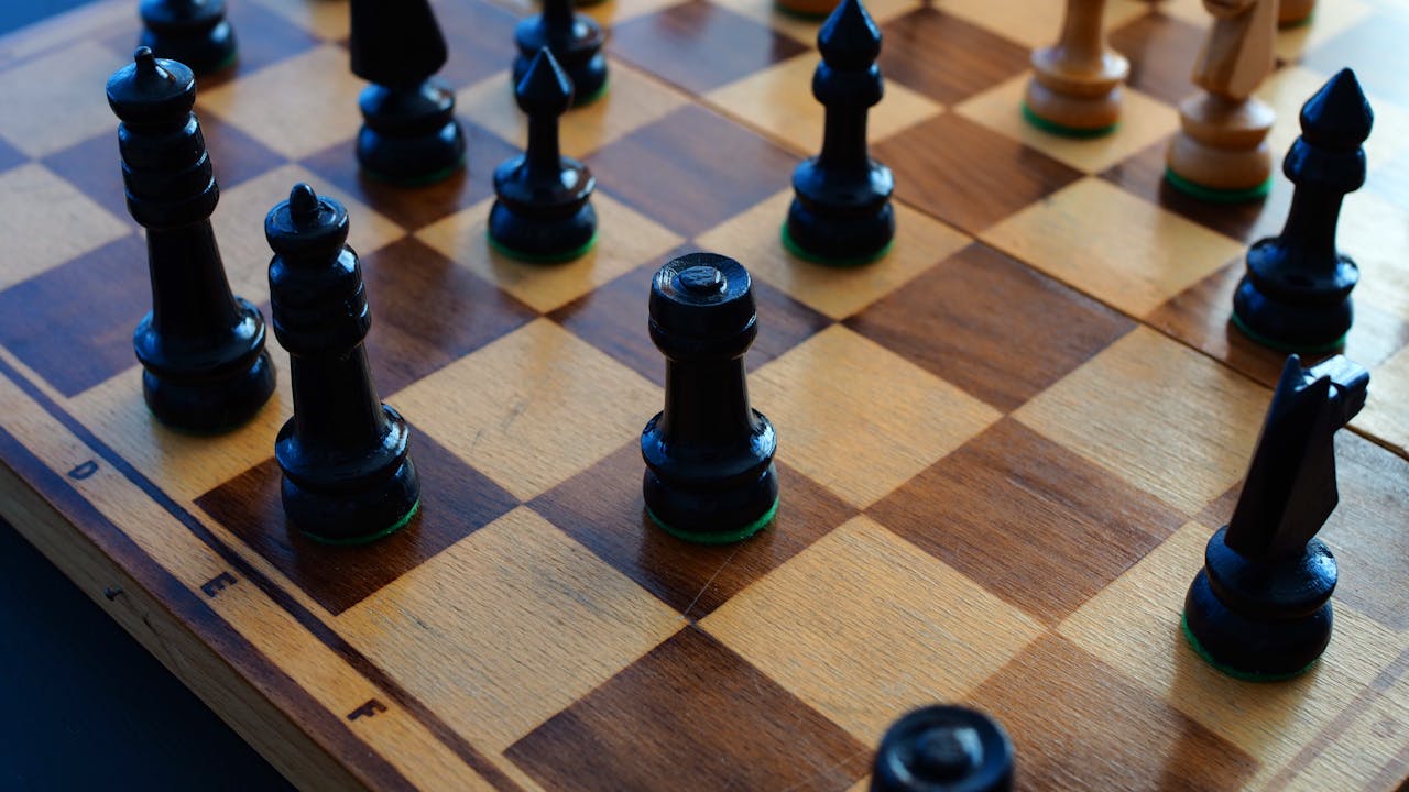 Tablero de ajedrez con diferentes estrategias, reflejando posibles estrategias de inversión