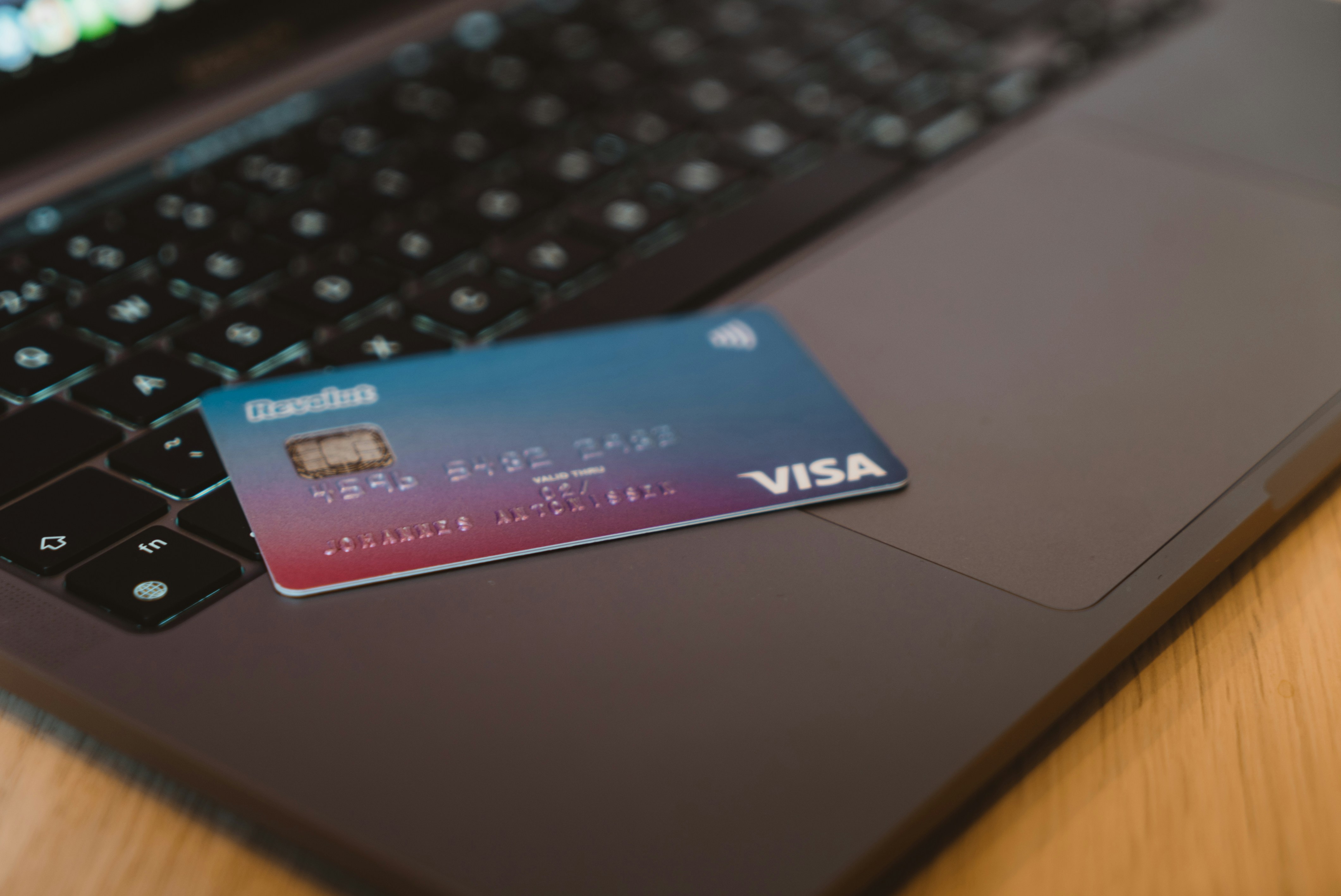 Tarjeta de crédito sobre una laptop representando su uso responsable como medio de pago