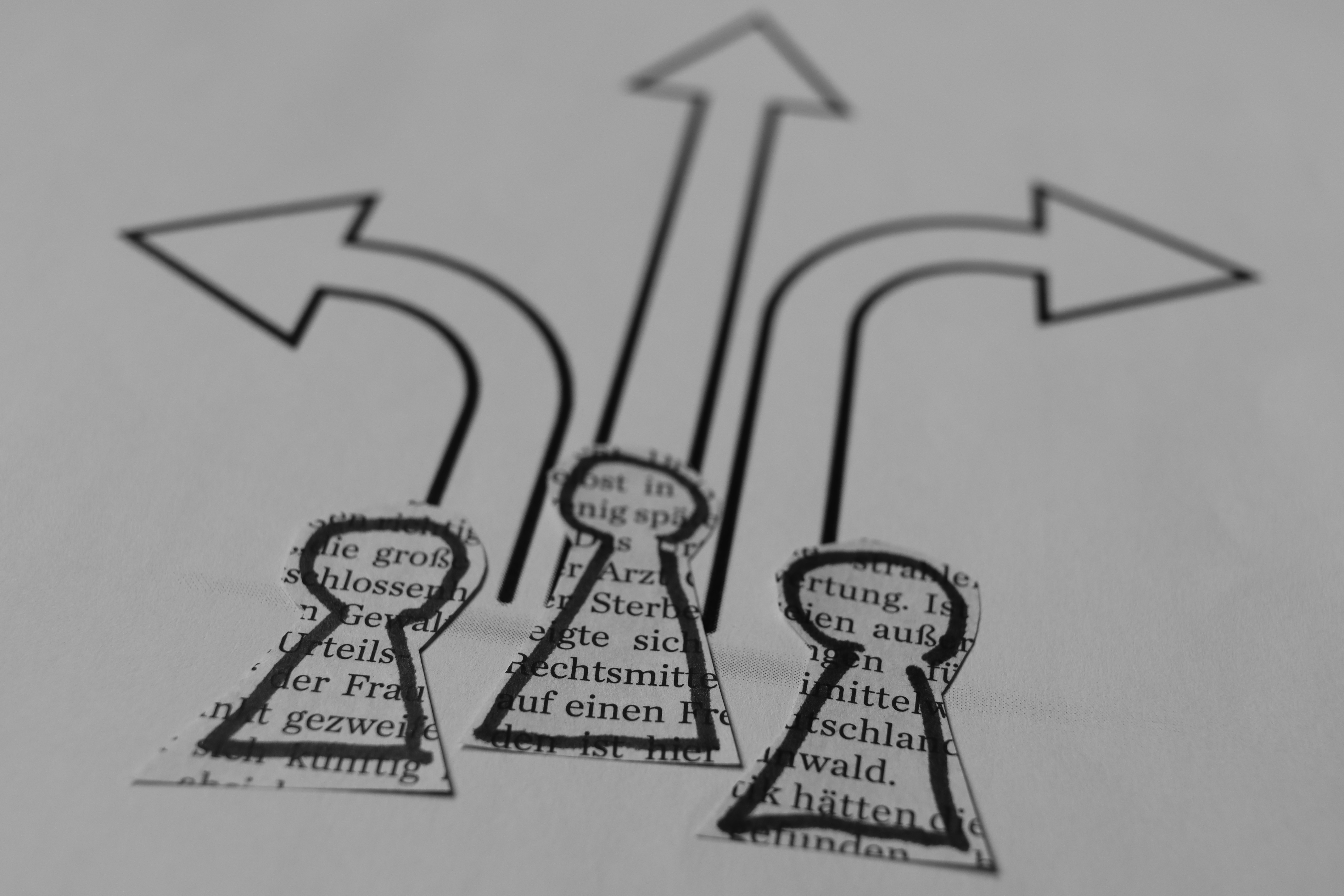 personas de papel en una bifurcación de caminos o analizando con determinación una hoja con opciones de distinto riesgo.