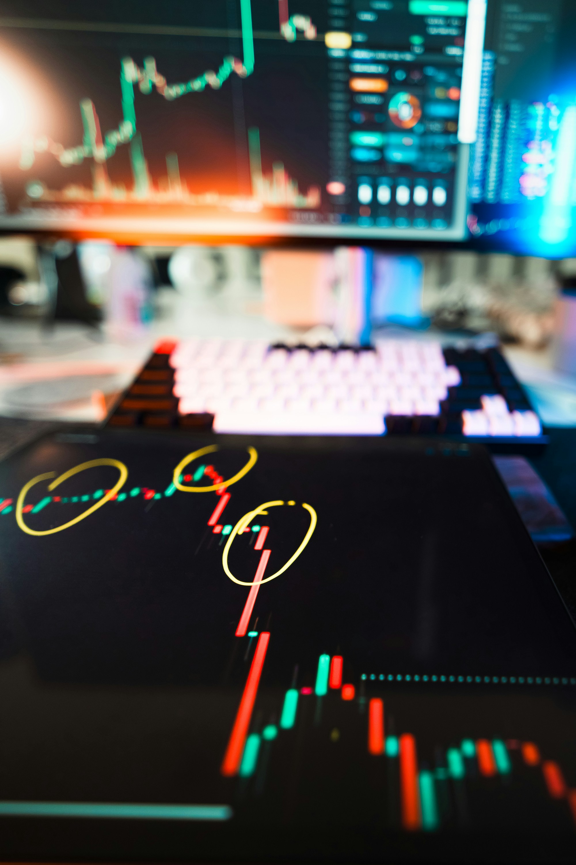 Inversionista frente a gráficas de mercado tratando de adivinar el momento ideal para invertir