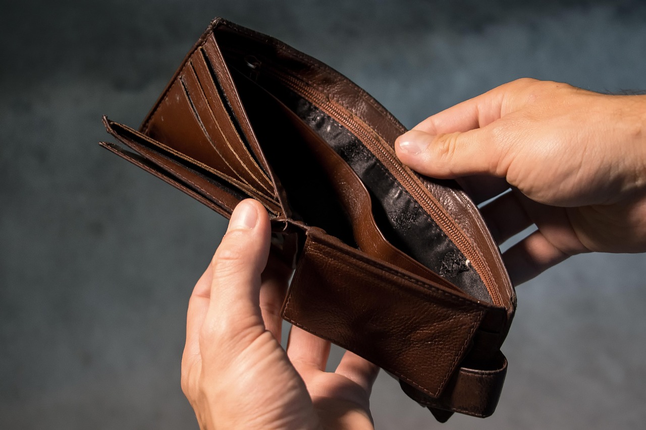 Cartera vacía abierta, metáfora del resultado de una mala gestión de las finanzas personales
