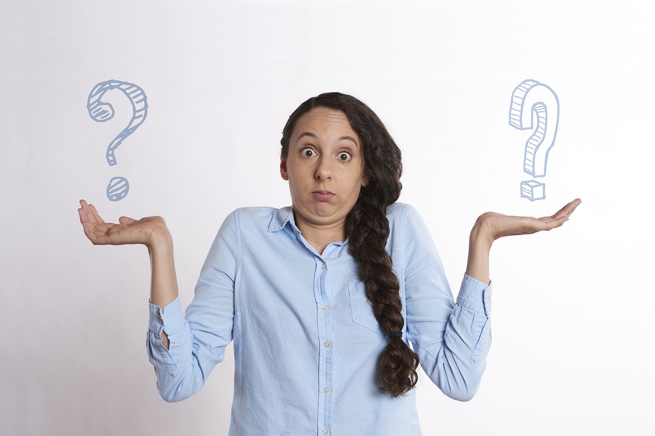 persona evaluando opciones financieras con criterio propio