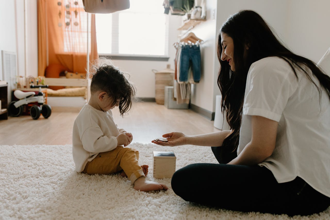 Madre e hijo con una alcancía, la madre imparte educación financiera con congruencia