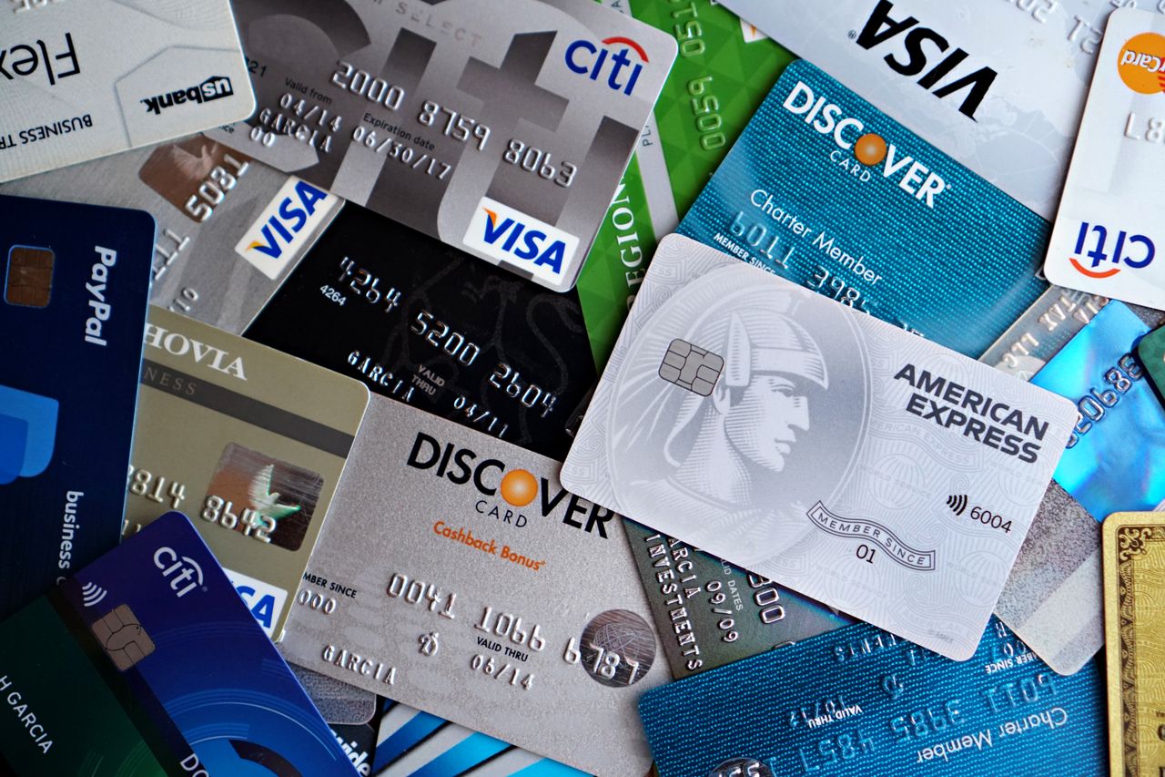 Guía para elegir entre tarjetas bancarias de débito y crédito: tipos, niveles y recompensas