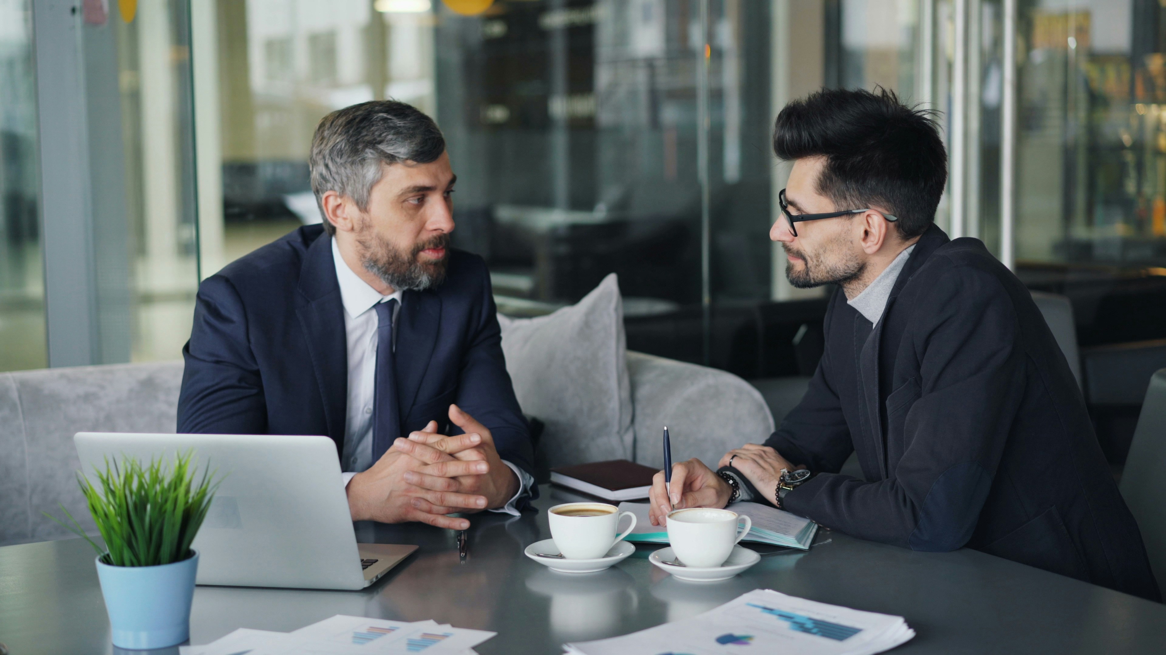 Persona evaluando a su asesor financiero con preguntas clave sobre credenciales y conflictos de interés