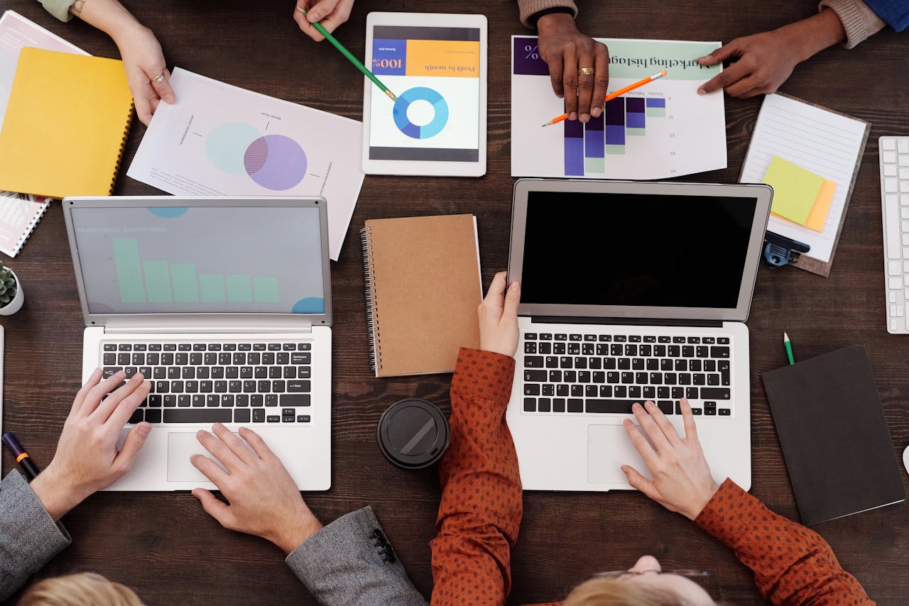 personas emprendedoras revisando documentos de plan de negocios en escritorio