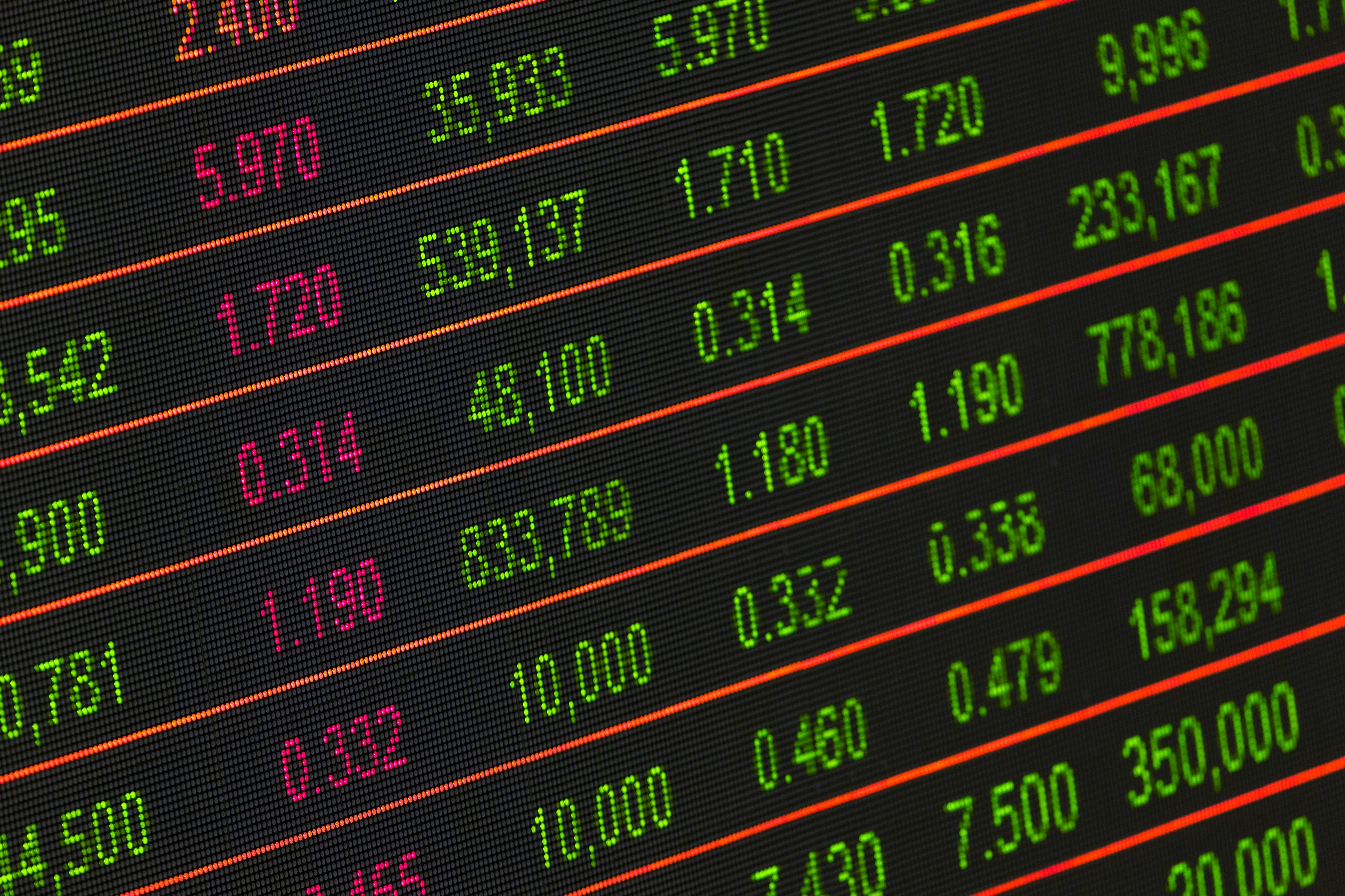 Pantalla con cotizaciones del mercado accionario en tiempo real