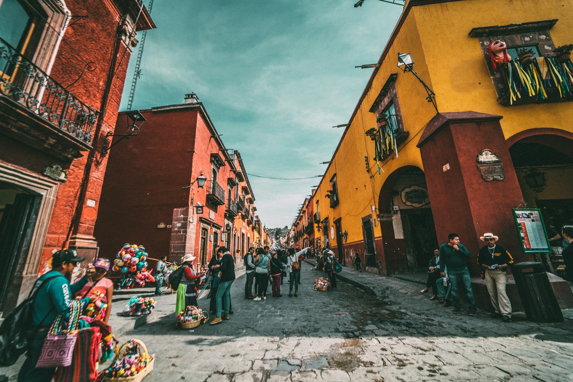 Personas sin cuenta bancaria usando efectivo en un mercado informal, símbolo de la brecha de inclusión financiera en México
