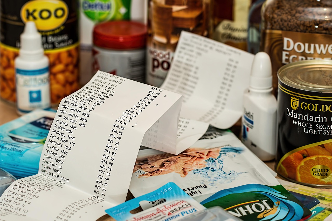 Recibo de compras muy largo como muestra de gastos impulsivos que no se controlaron