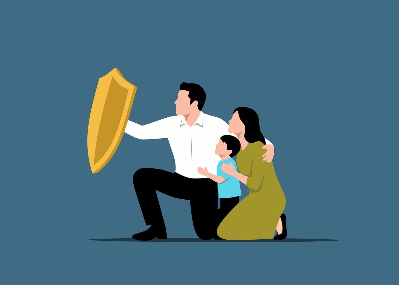 Familia con escudo porque han seleccionado un seguro de vida que los protege