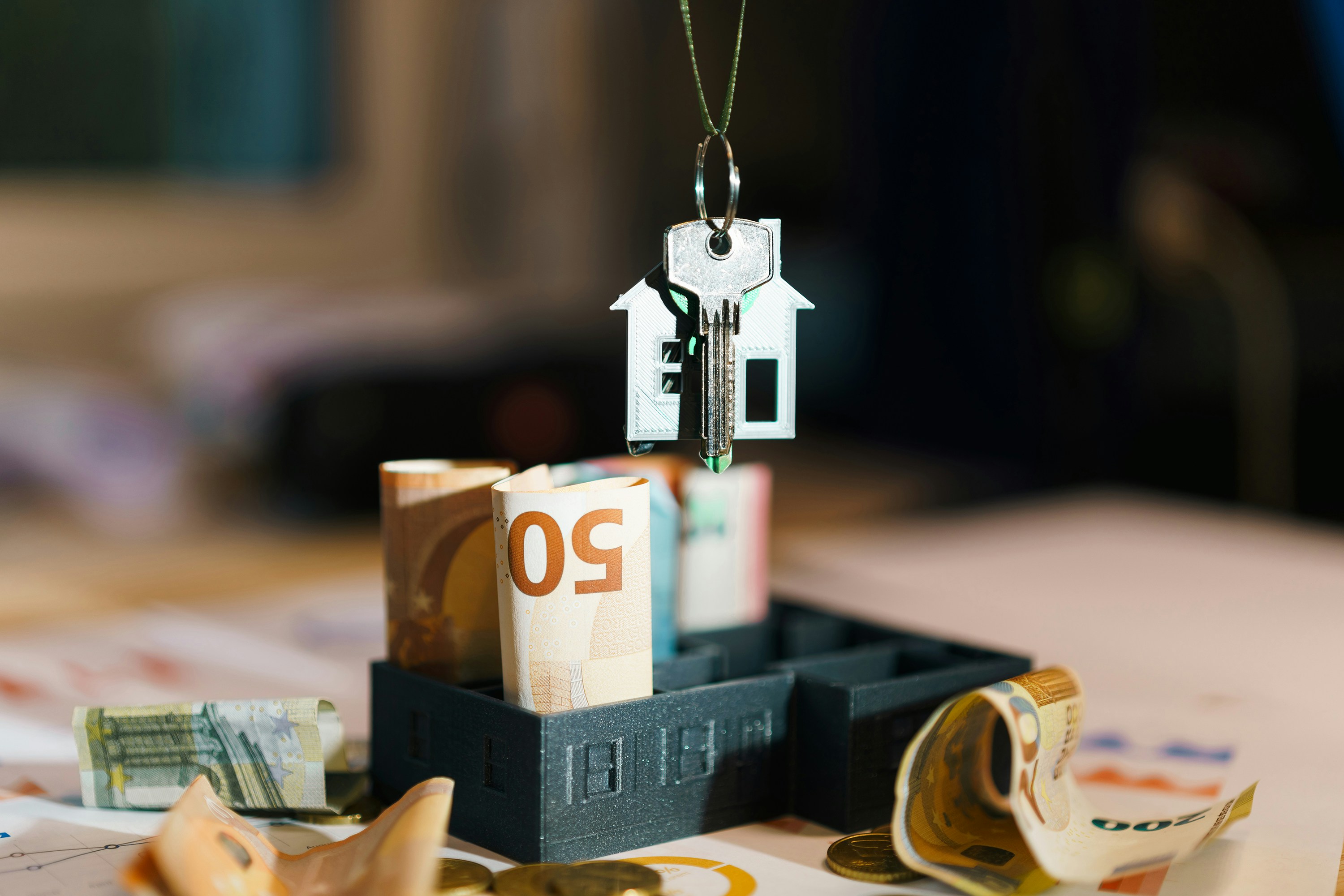 Llaves de casa y dinero representando el ahorro con prepagos a la hipoteca