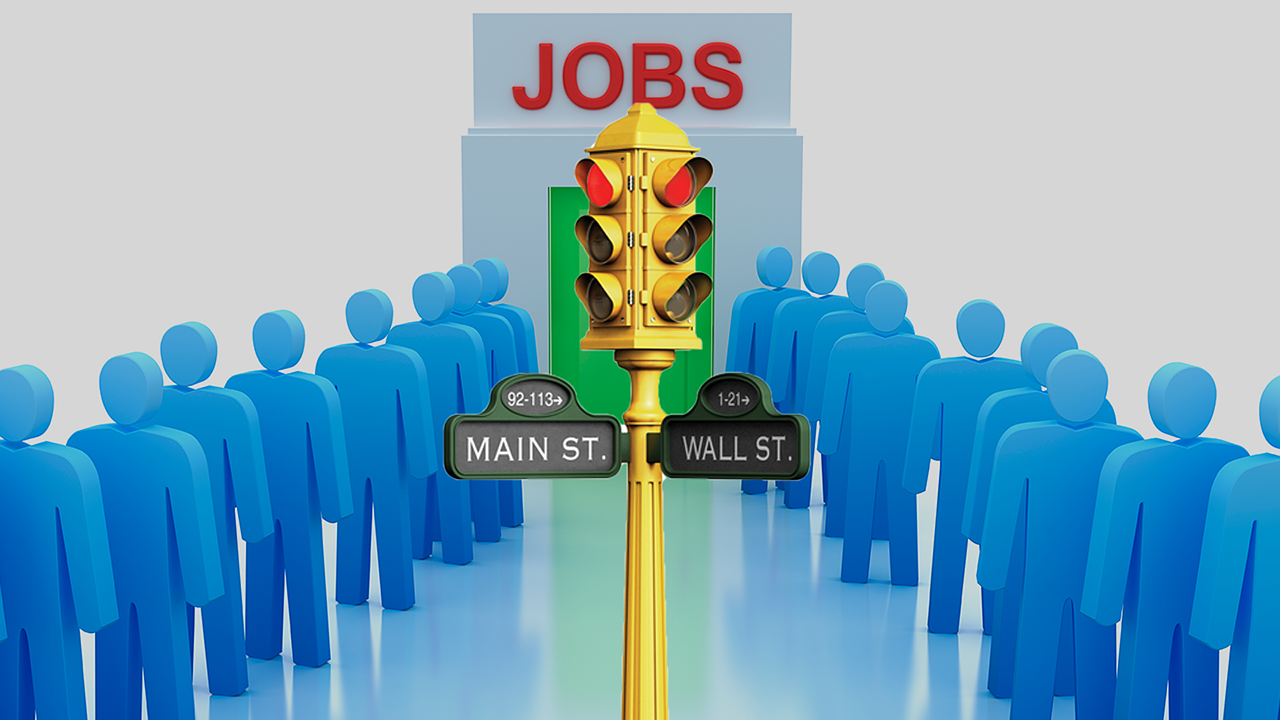 Imagen de personas haciendo cola para conseguir empleo, preguntándose sobre formas para enfrentar su imprevisto económico