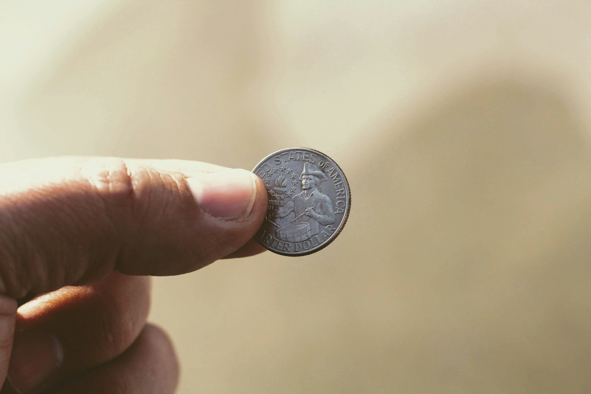 Persona con una moneda, descubriendo que sí tiene dinero suficiente para empezar a invertir