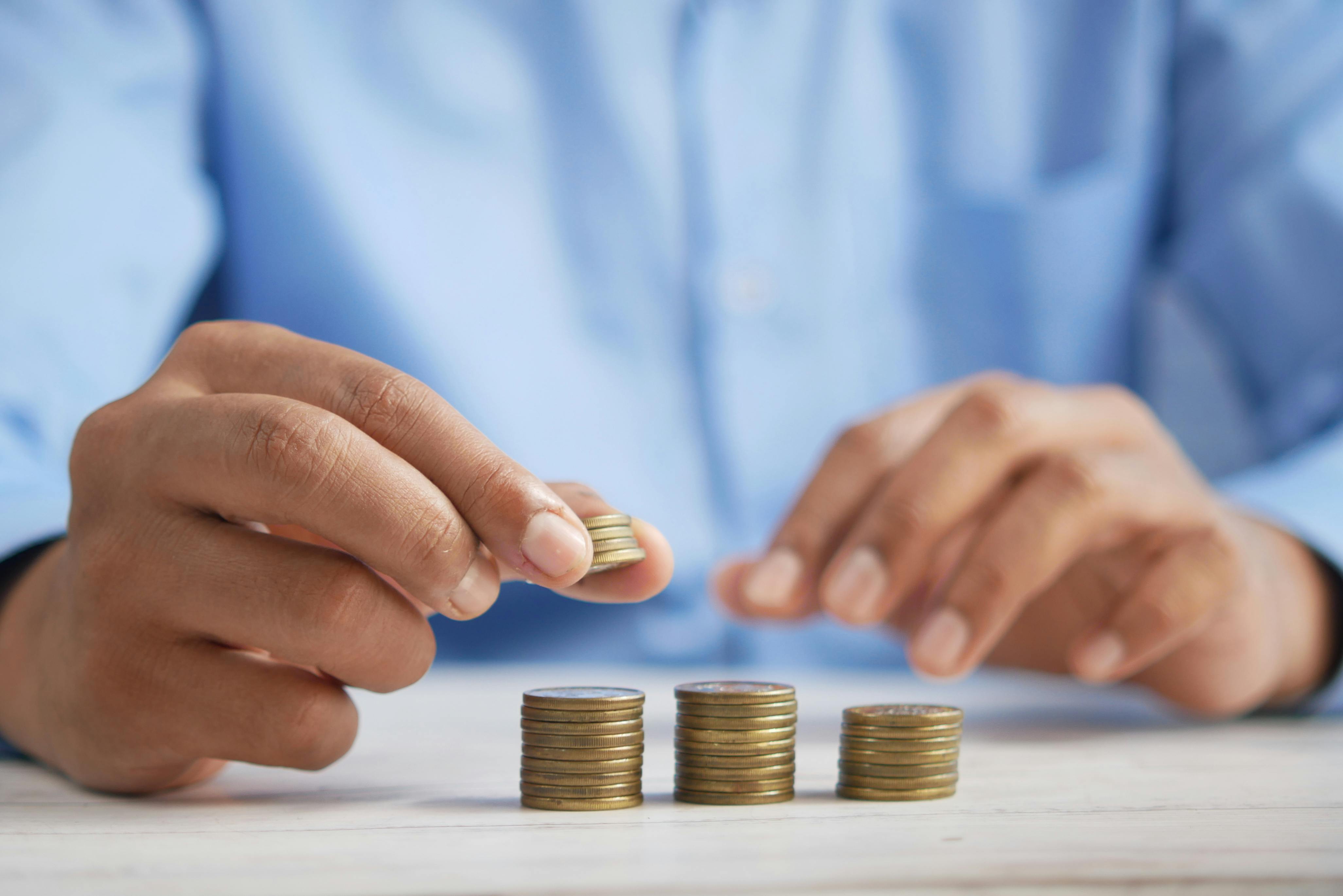 Persona realizando aportaciones periódicas a su portafolio de inversión