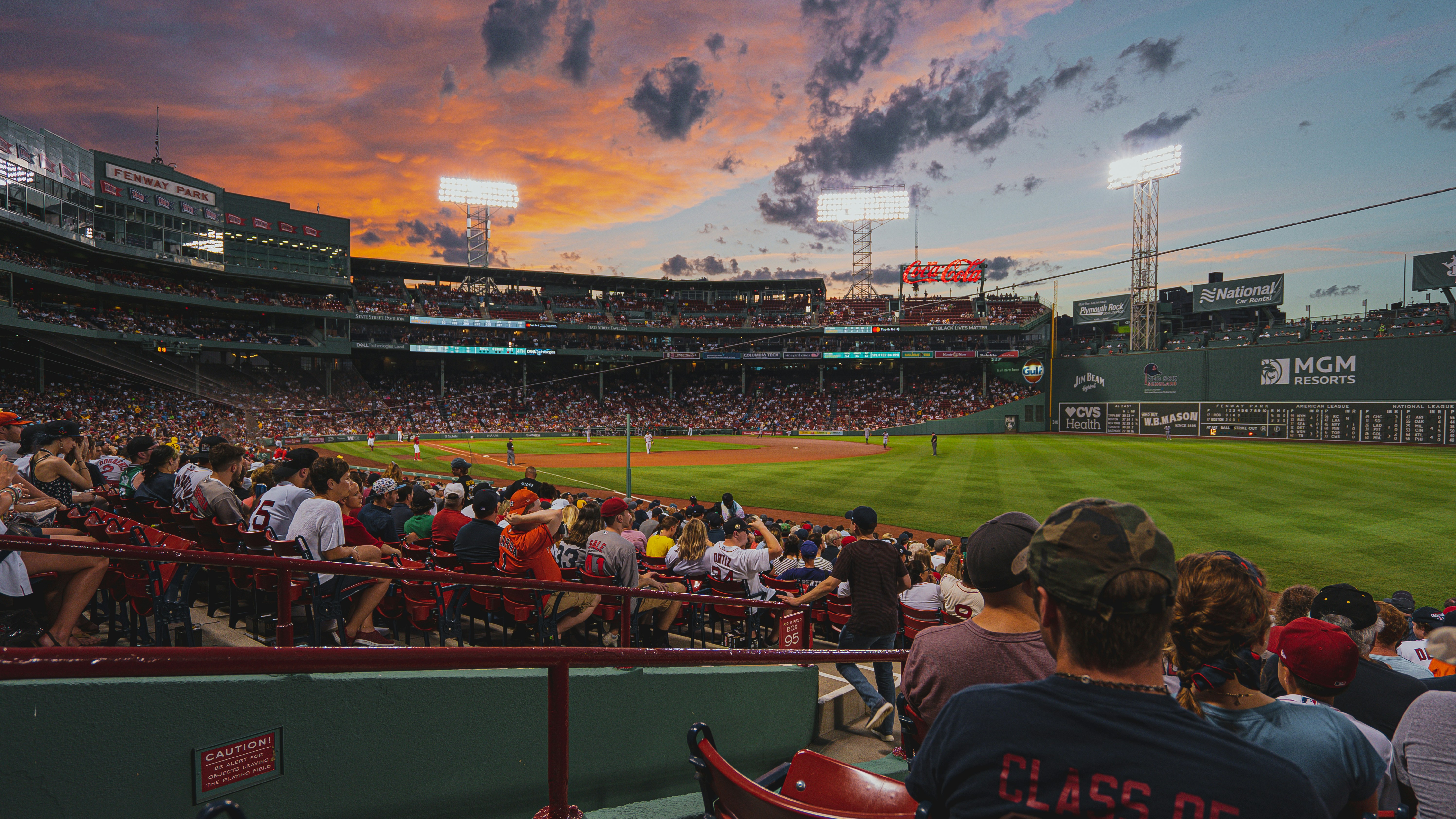 estadio de béisbol con luz de atardecer, transmitiendo precisión, paciencia y decisión estratégica.