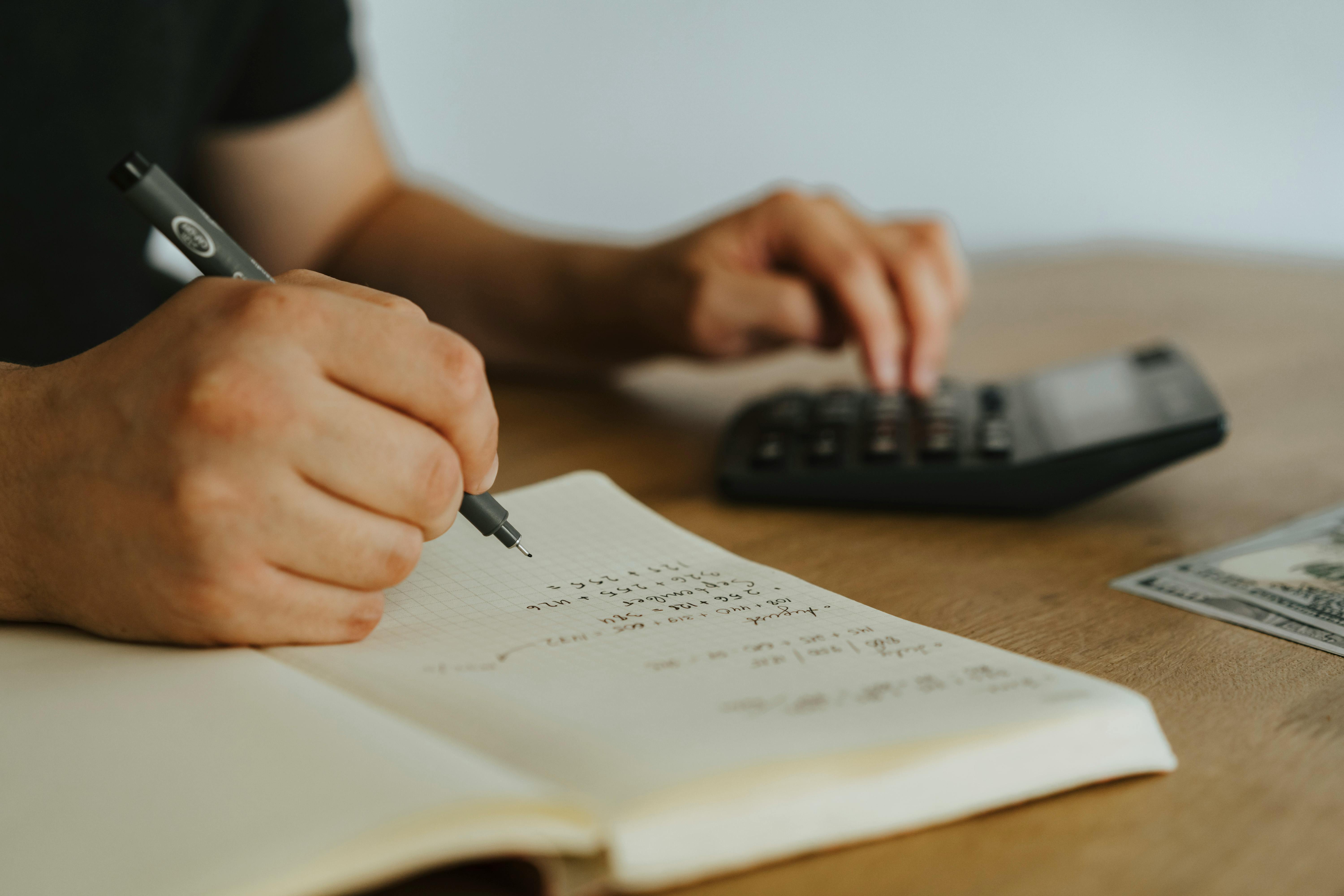 Persona estudiando conceptos de inversión con notas y gráficas