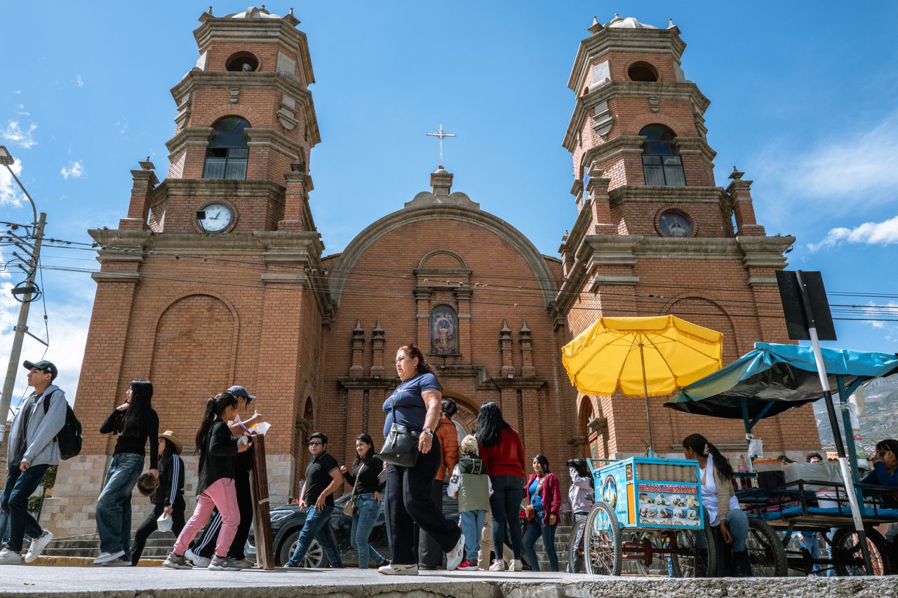 Personas en plaza pública latinoamericana representando la diversidad económica y la inclusión financiera en la región