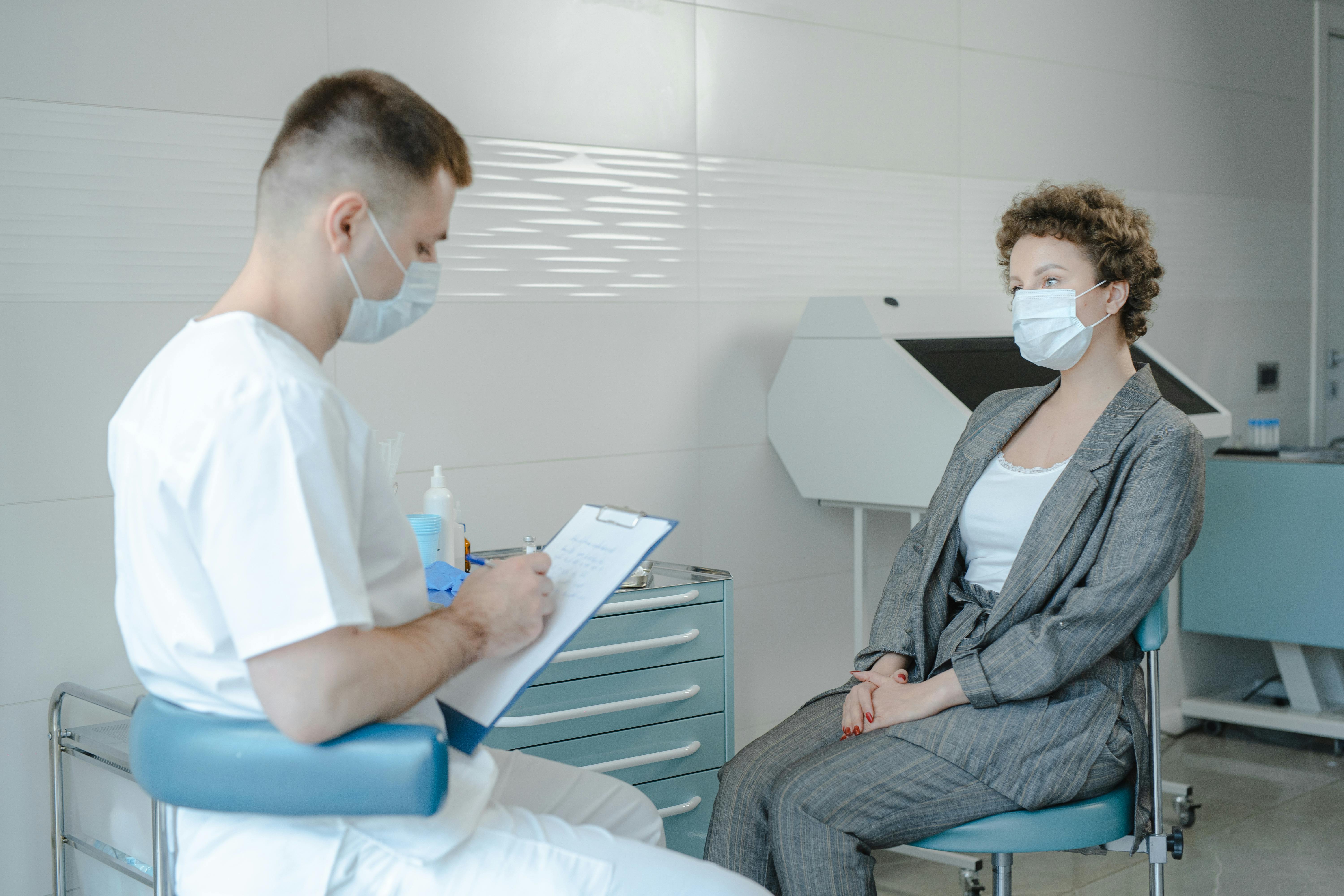 persona con un médico porque la salud es uno de los beneficios que da el IMSS