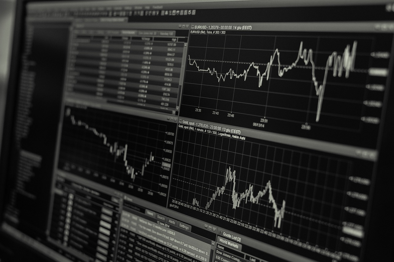 Pantalla con gráficas de tipos de cambio de divisas, mercado FOREX