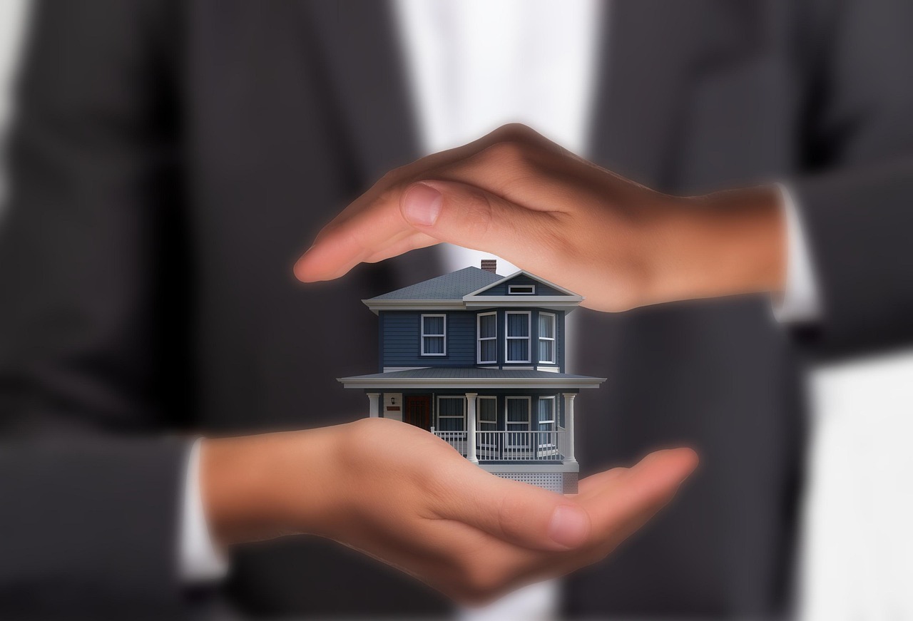 Casa con protección representando las ventajas del seguro de hogar ante fenómenos naturales y siniestros