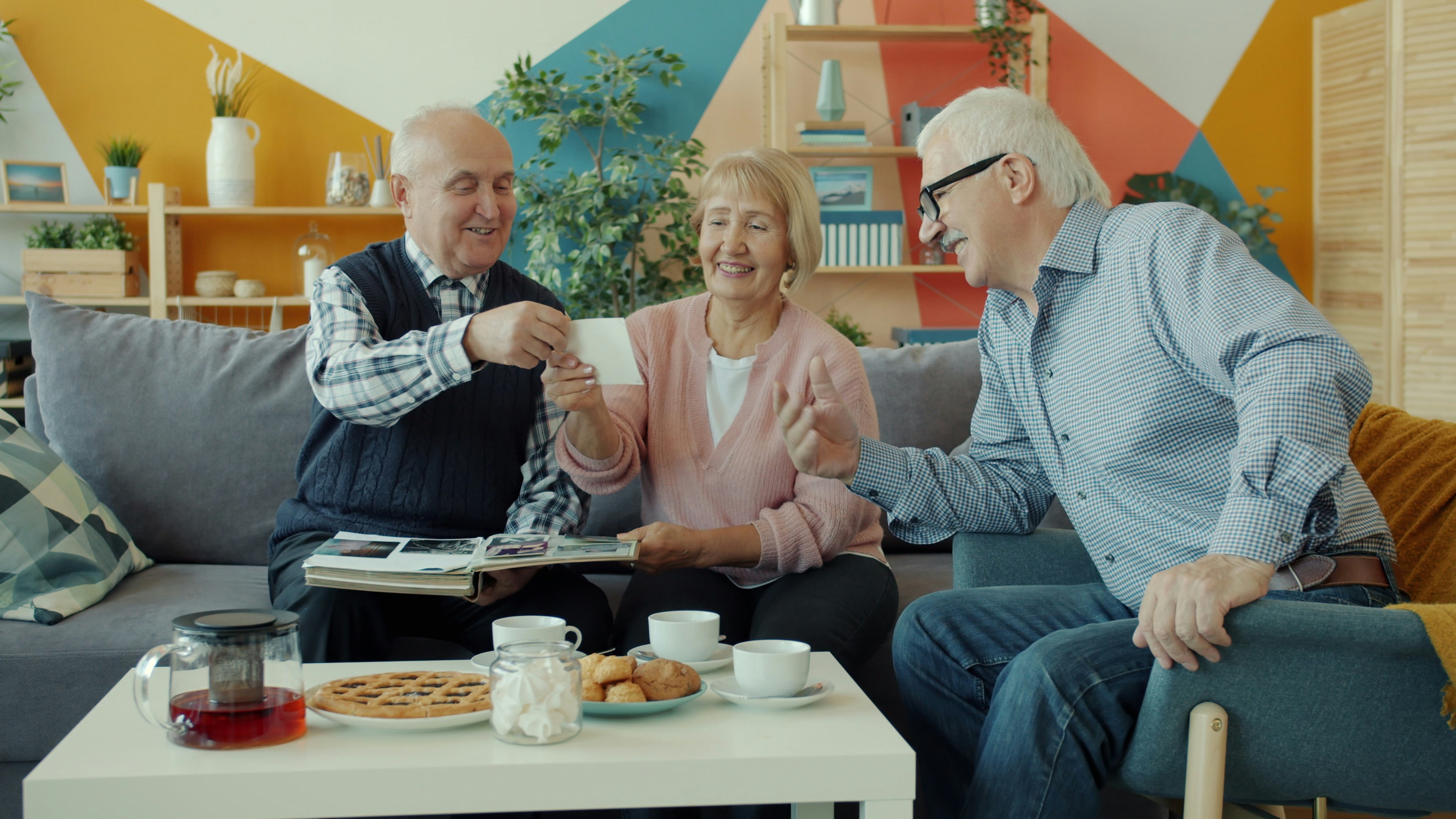 Grupo de personas mayores compartiendo momentos juntos, ilustrando cómo la amistad y la familia contribuyen a un retiro feliz