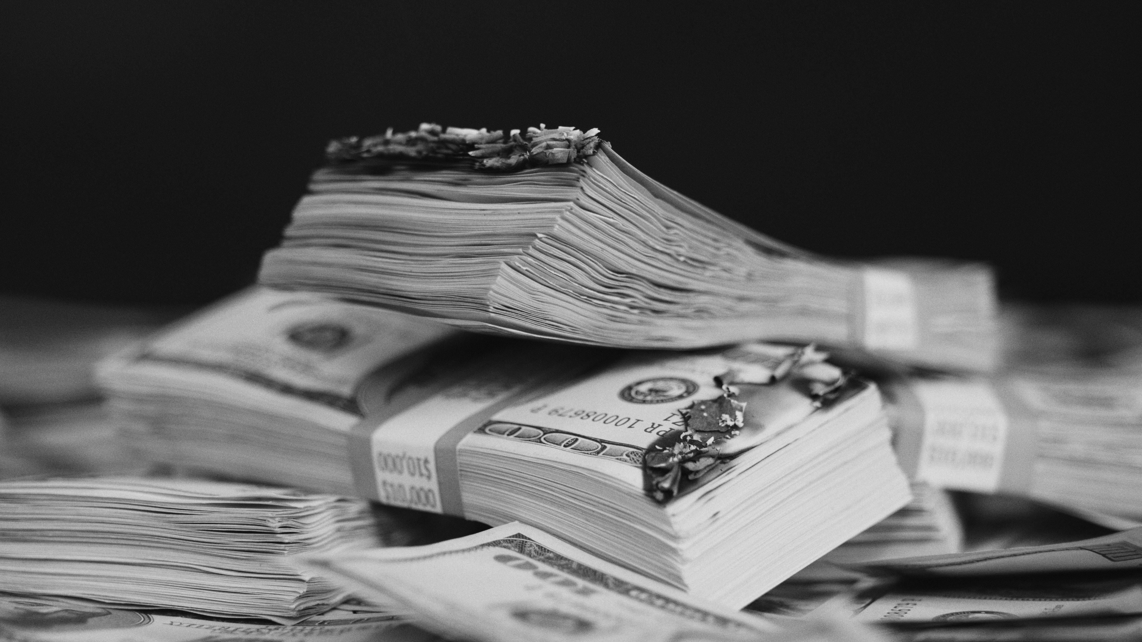 Fajos de billetes con punta quemada en señal de persona que recibió una suma importante de dinero y no la manejó adecuadamente