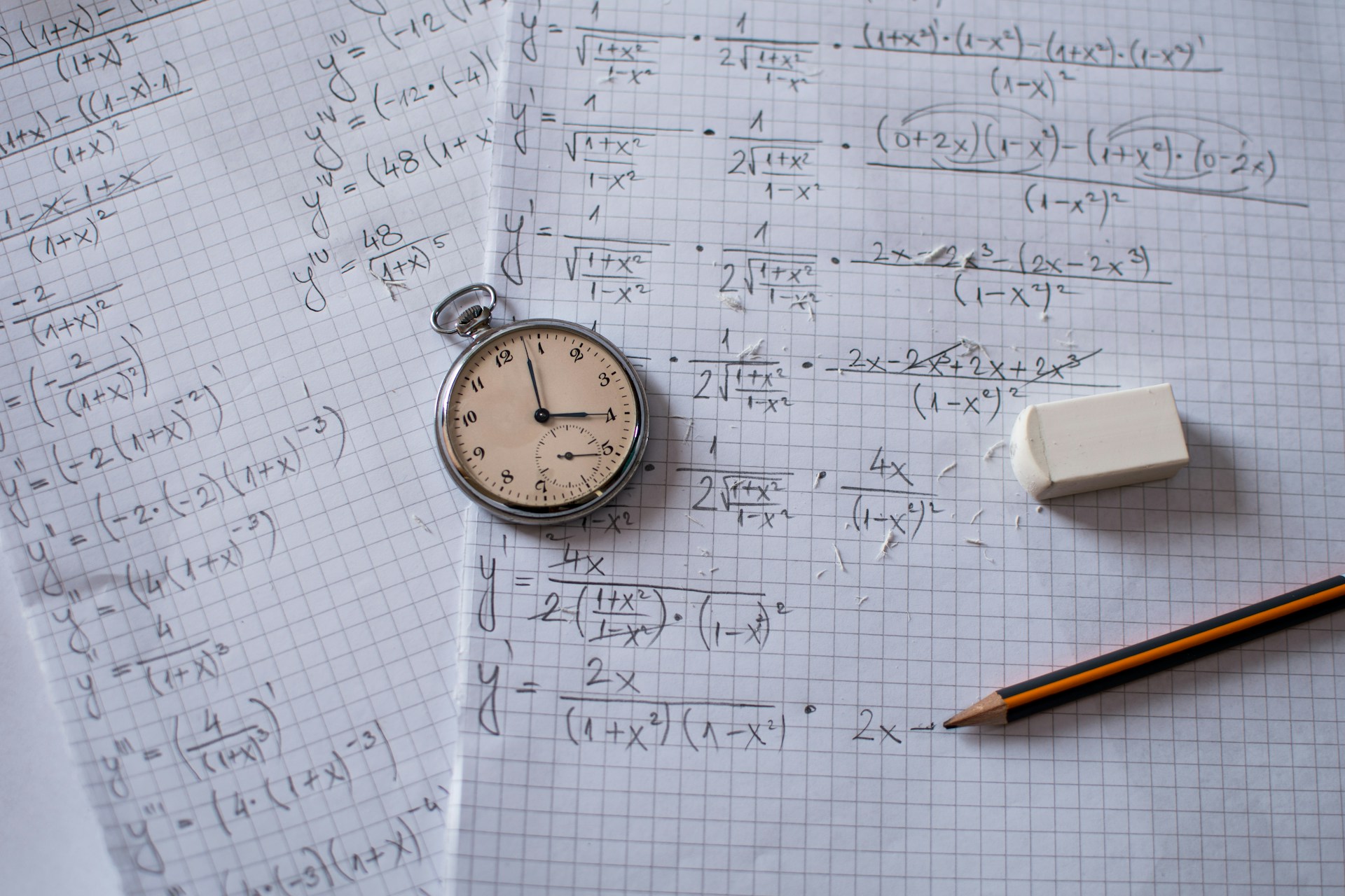 reloj y libreta con matemáticas porque para manejar bien tu dinero importa más el sentido común que las matemáticas