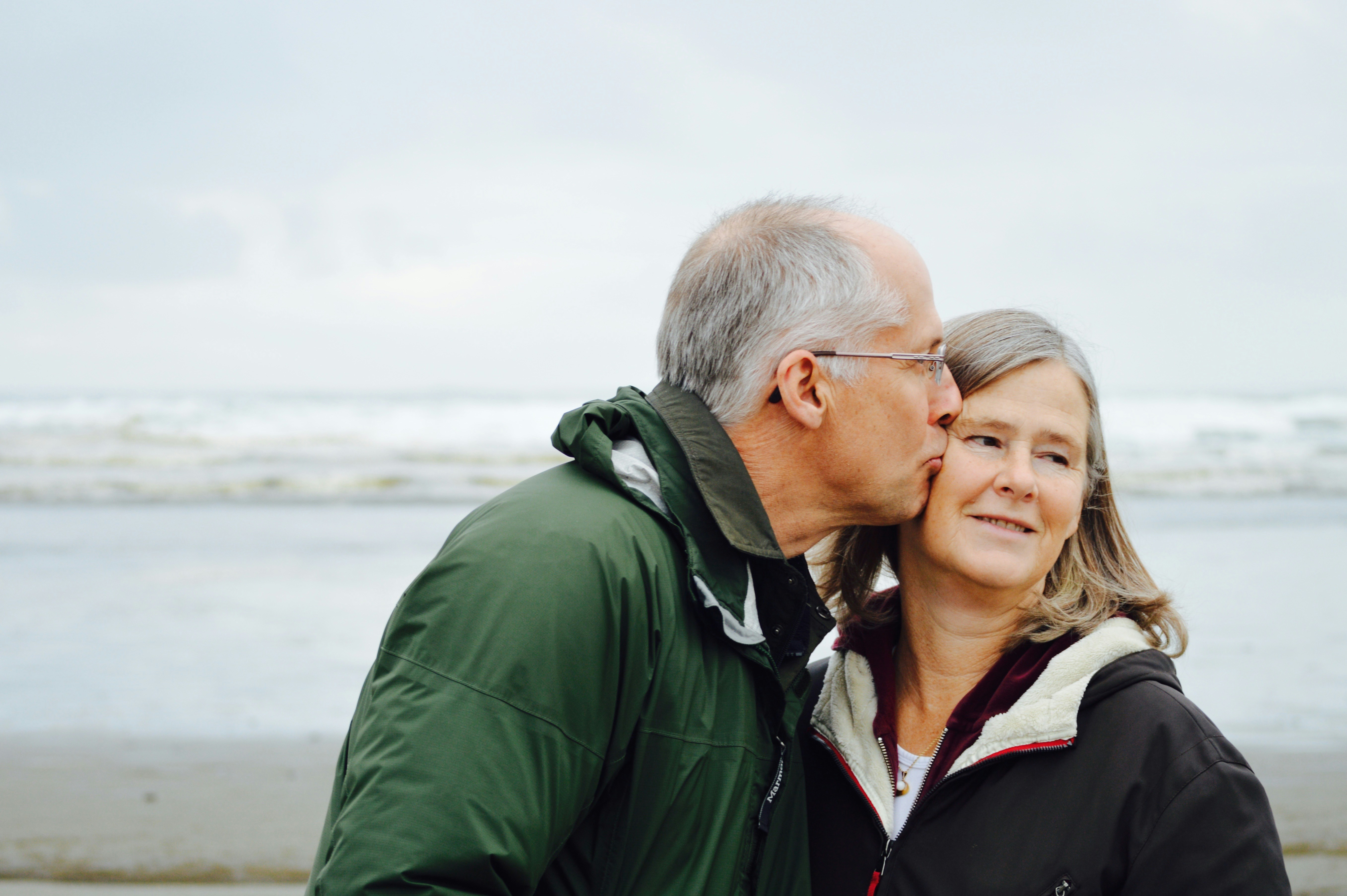 Pareja contenta porque supo lograr un retiro feliz