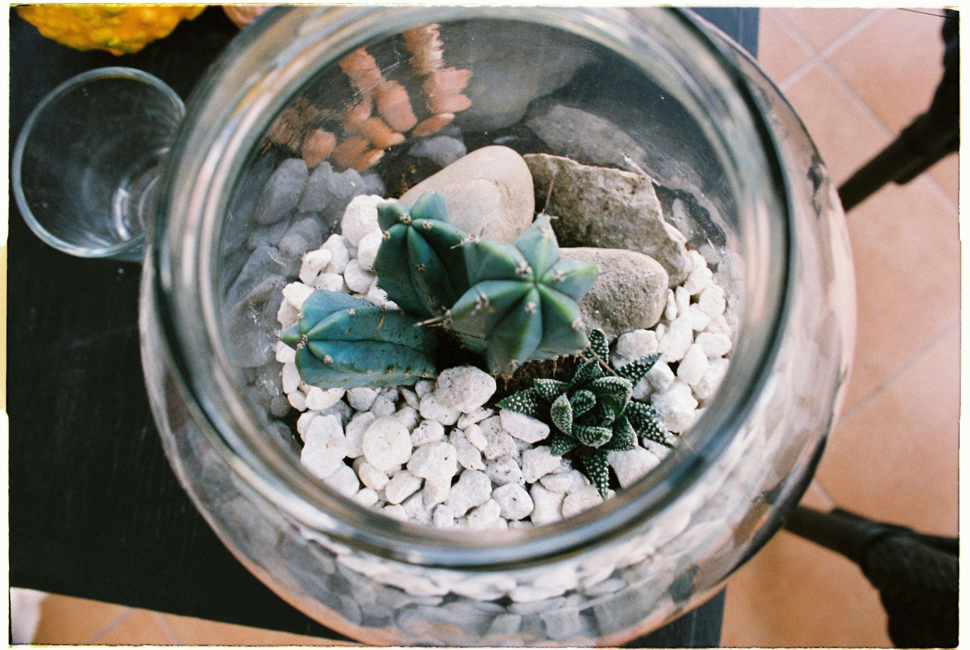 Frasco de vidrio con piedras grandes y arena, ilustrando el concepto de prioridades