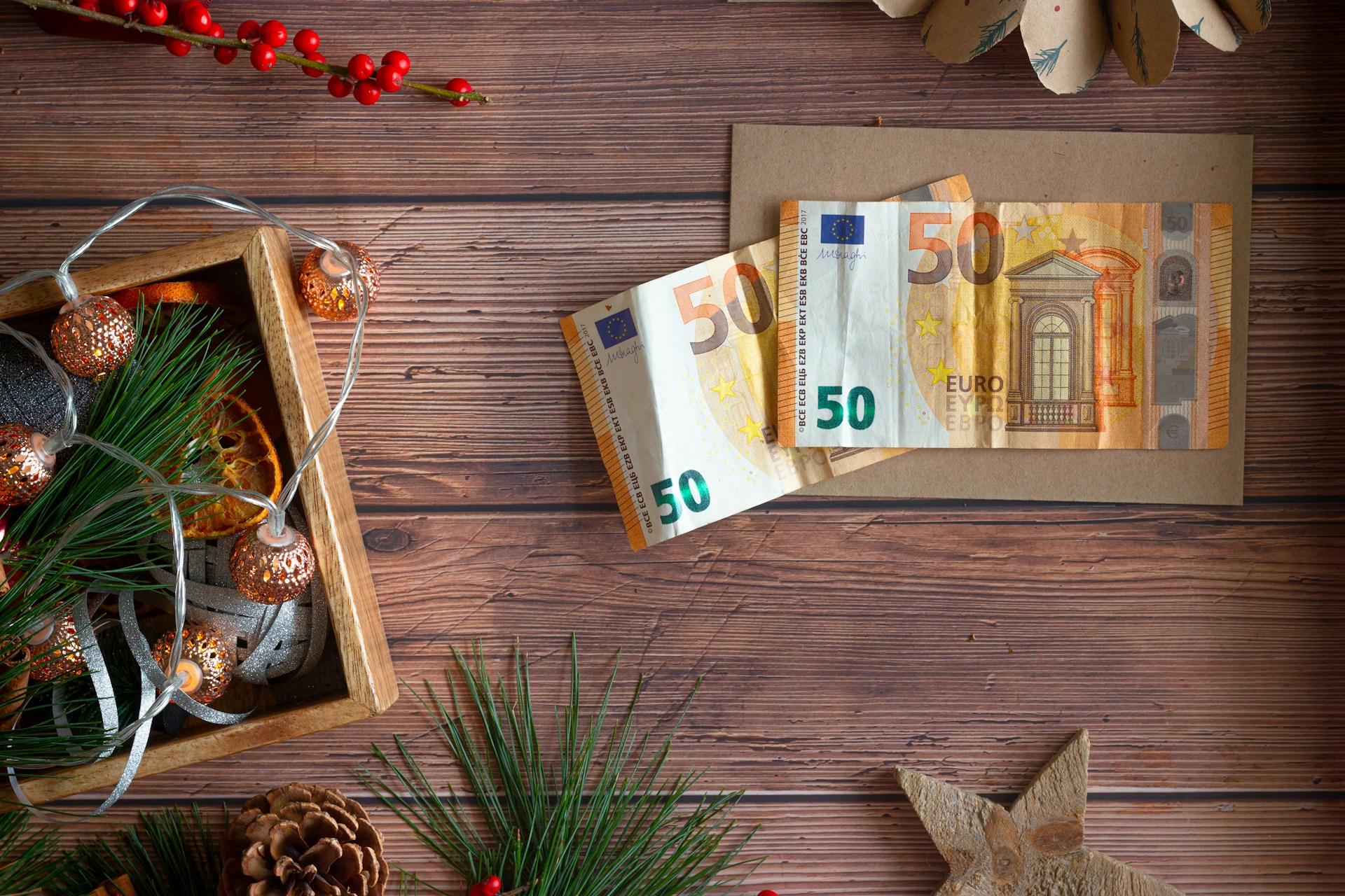 Regalo navideño con billetes sobre cómo aprovechar el aguinaldo