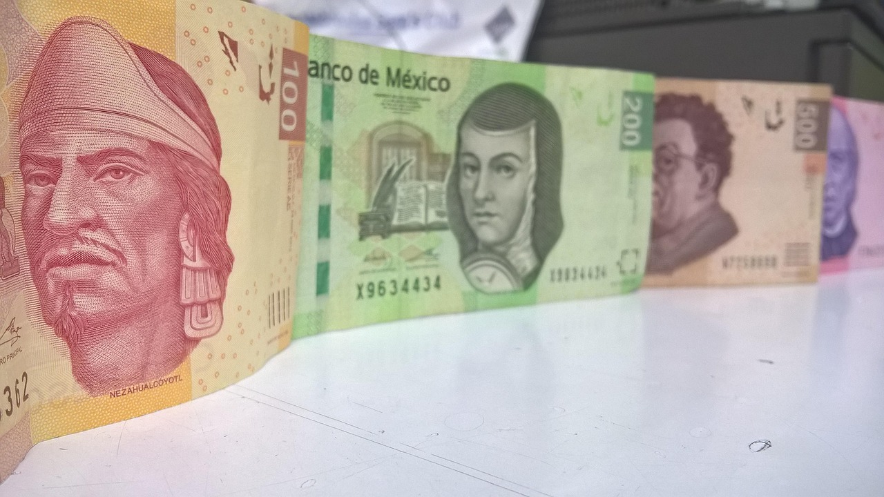 Billetes mexicanos desde 100 pesos representando el acceso a inversiones desde pequeñas cantidades